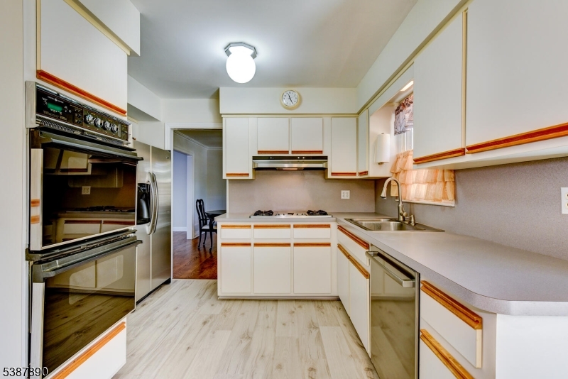 Branchburg Twp., New Jersey, 08876, United States, 4 Bedrooms Bedrooms, ,3 BathroomsBathrooms,Residential,For Sale,1992808