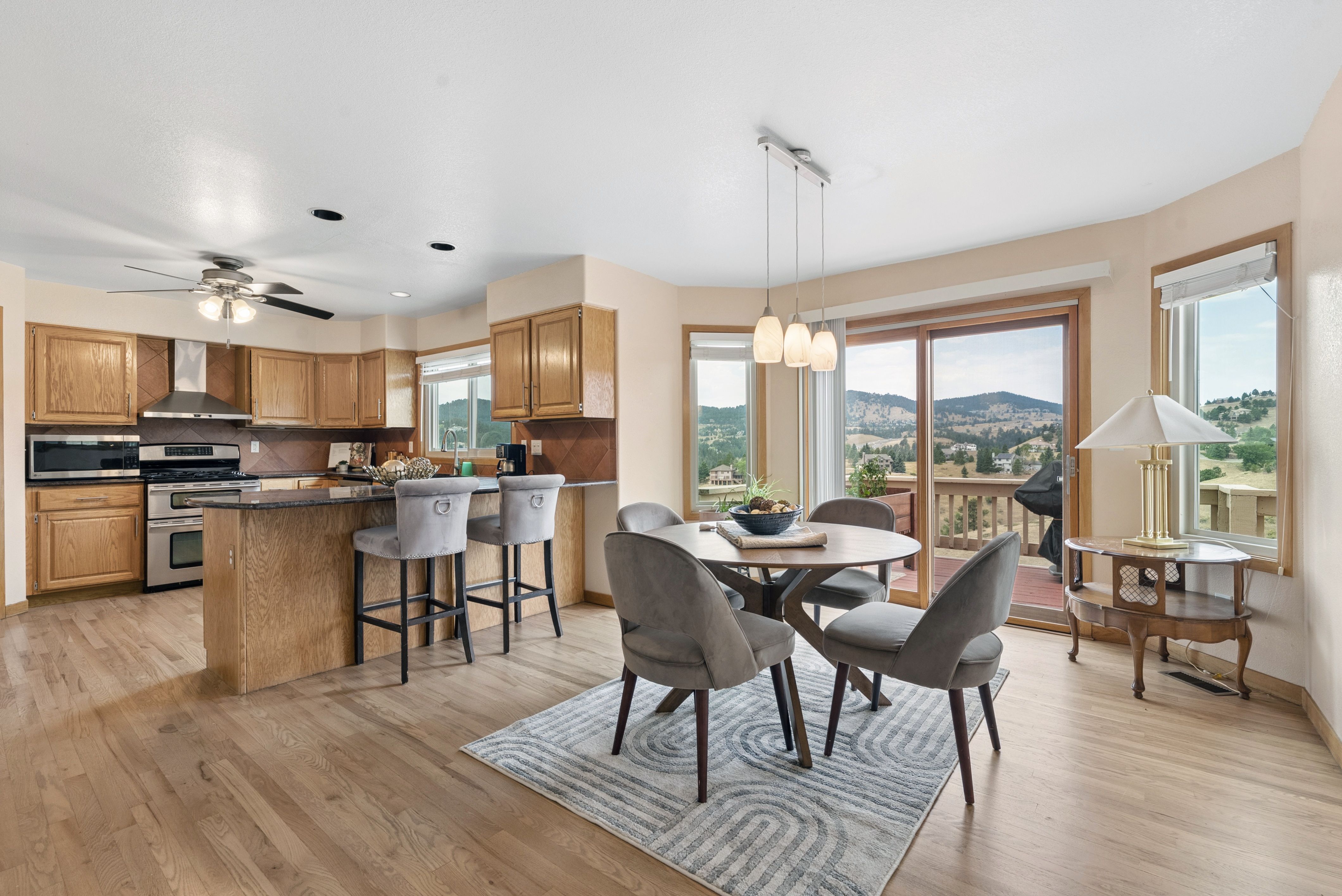  Custom Built Home on a Rolling 1.5 Acre Lot in Highly Desired Paradise Hills - 物件實景