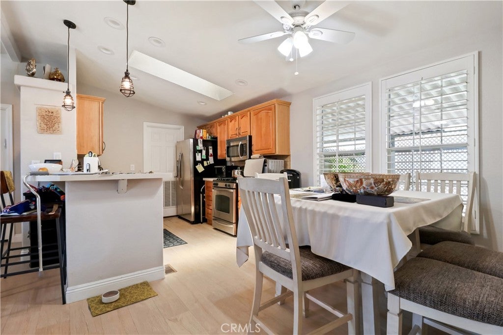 Woodland Hills, California, 91364, United States, 3 Bedrooms Bedrooms, ,2 BathroomsBathrooms,Residential,For Sale,1895841