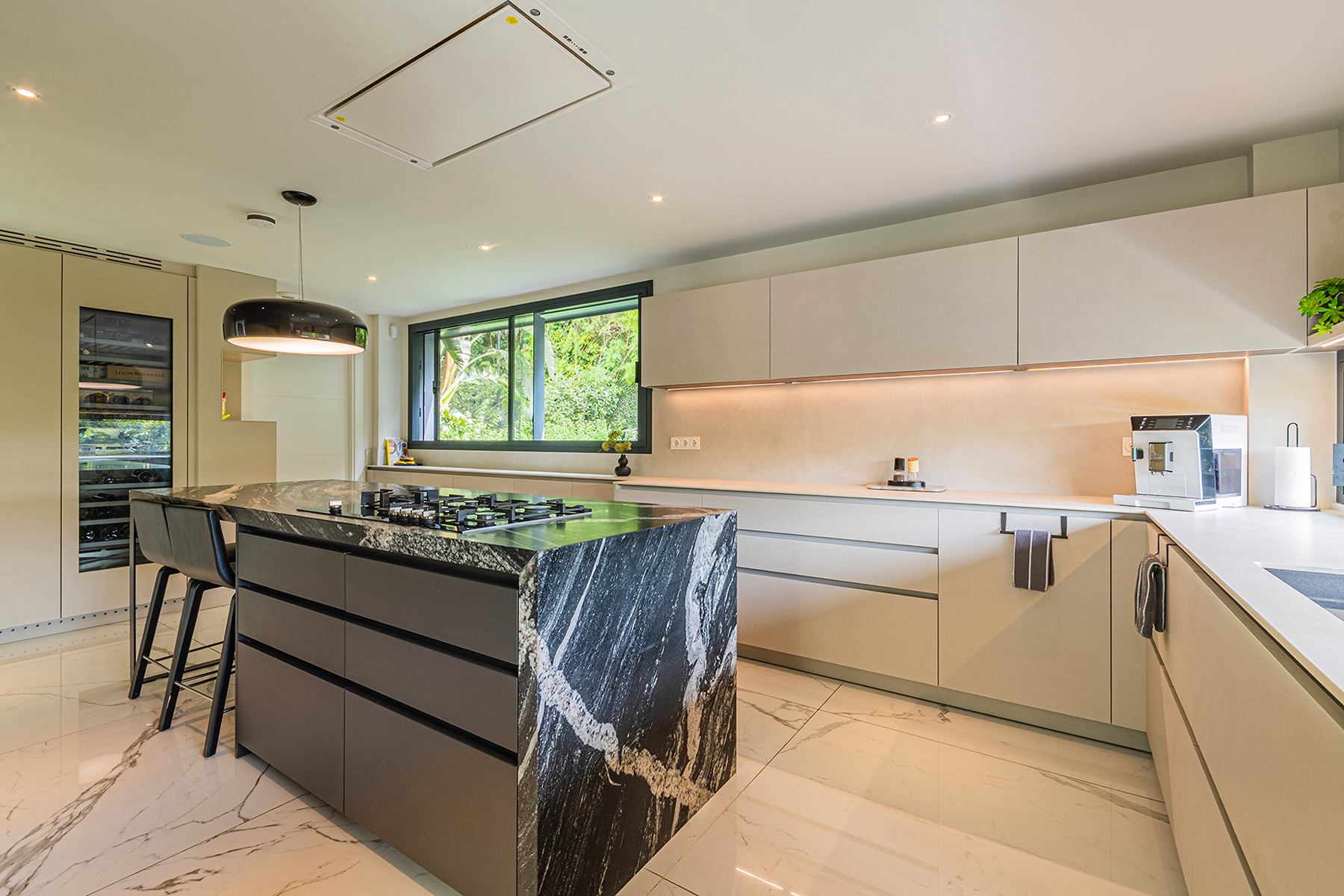  Luxury contemporary villa with pool, garden, and top energy efficiency - 物件實景