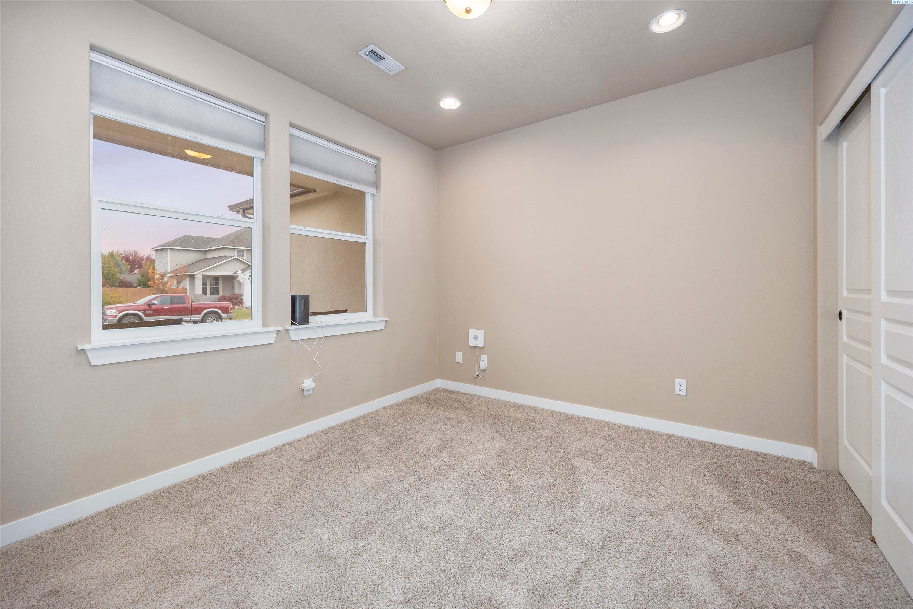 Richland, Washington, 99354, United States, 4 Bedrooms Bedrooms, ,2 BathroomsBathrooms,Residential,For Sale,1981537