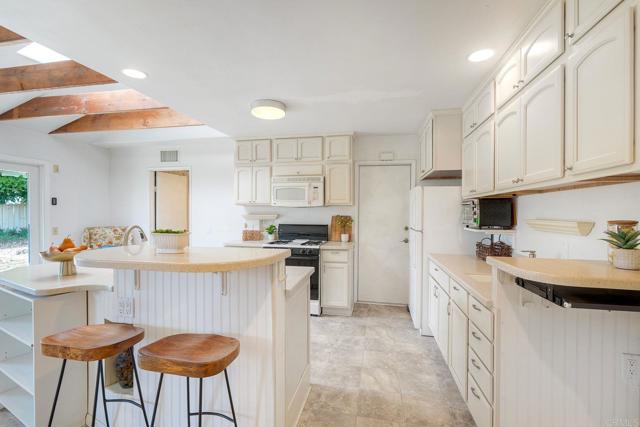 Escondido, California, 92027, United States, 3 Bedrooms Bedrooms, ,2 BathroomsBathrooms,Residential,For Sale,2048508