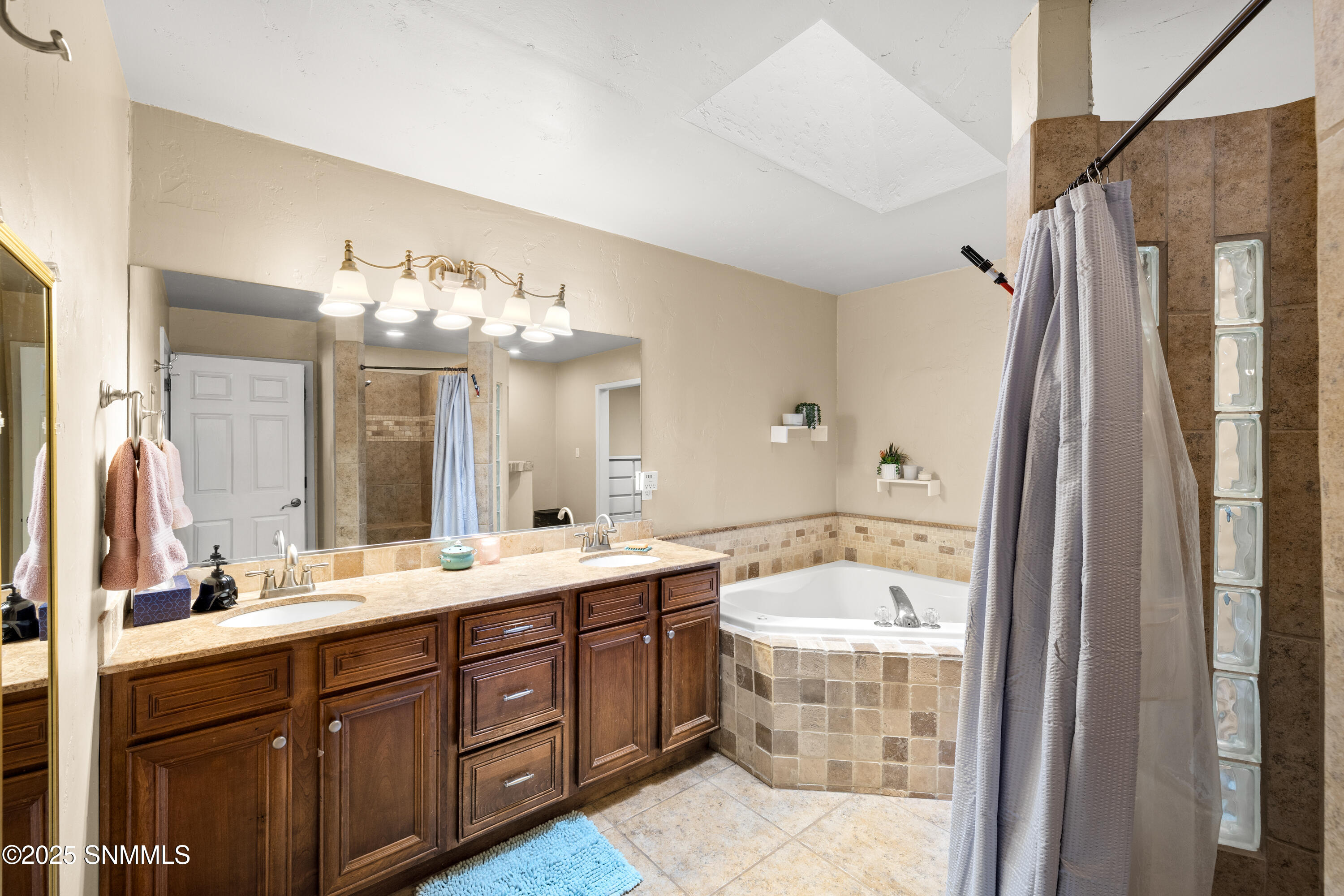 Las Cruces, New Mexico, 88007, United States, 4 Bedrooms Bedrooms, ,3 BathroomsBathrooms,Residential,For Sale,1796237