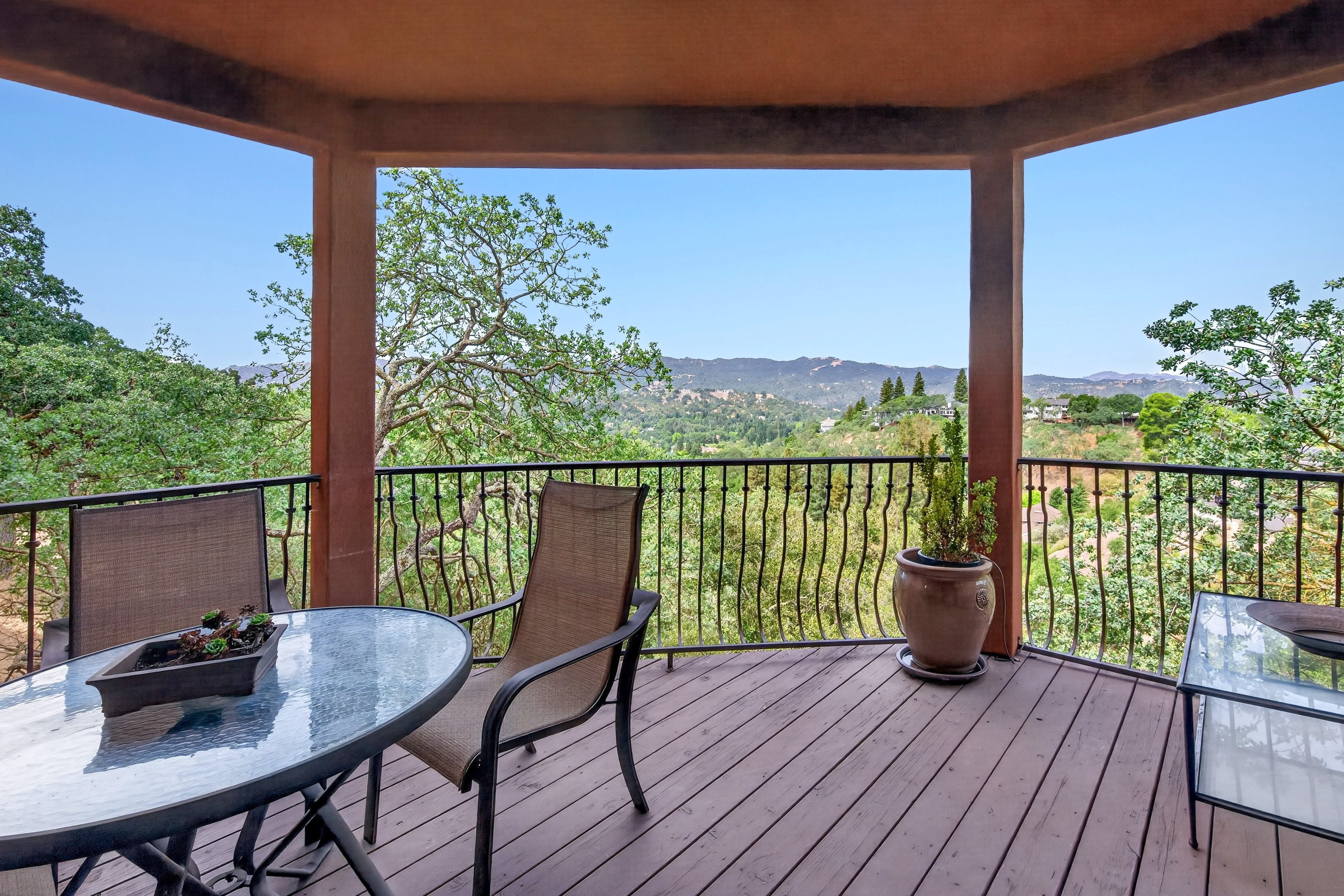  An Extraordinary Round Hill Estate Defined by Privacy, Views, and Sophistication - 物件實景