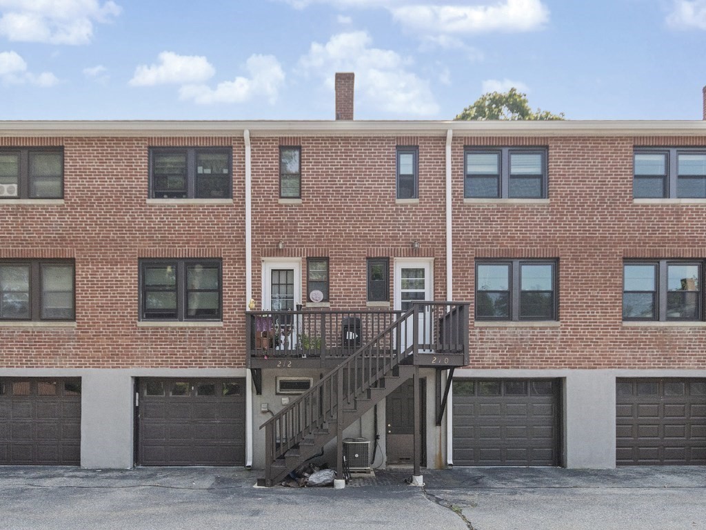 Waltham, Massachusetts, 02452, United States, 2 Bedrooms Bedrooms, ,2 BathroomsBathrooms,Residential,For Sale,1902655