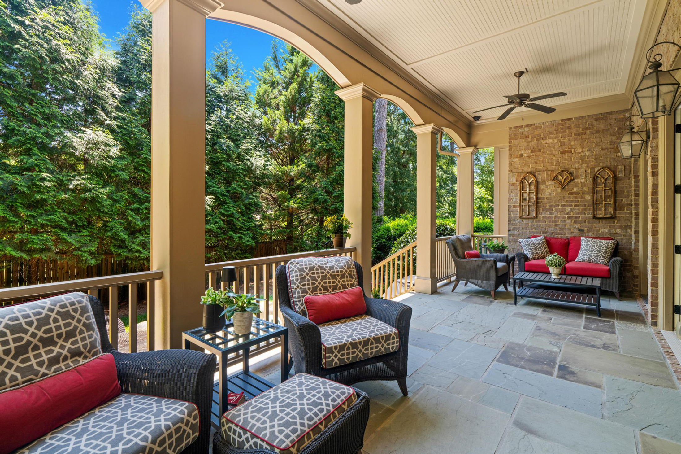  Sophisticated Newer Custom-built Home in Desirable Garden Hills - 物件實景