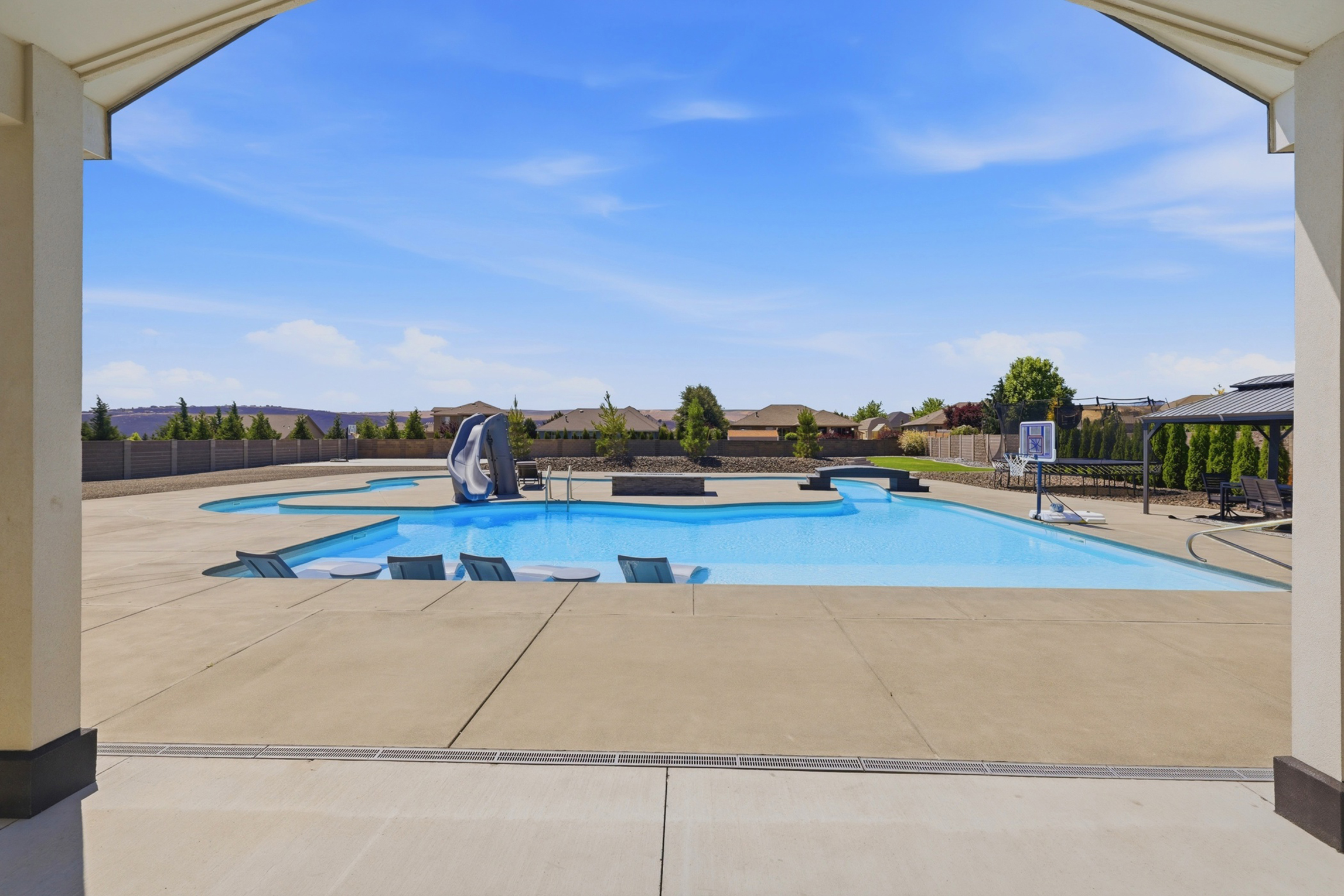  1 acre, room for shop, large pool with lazy river - 物件實景
