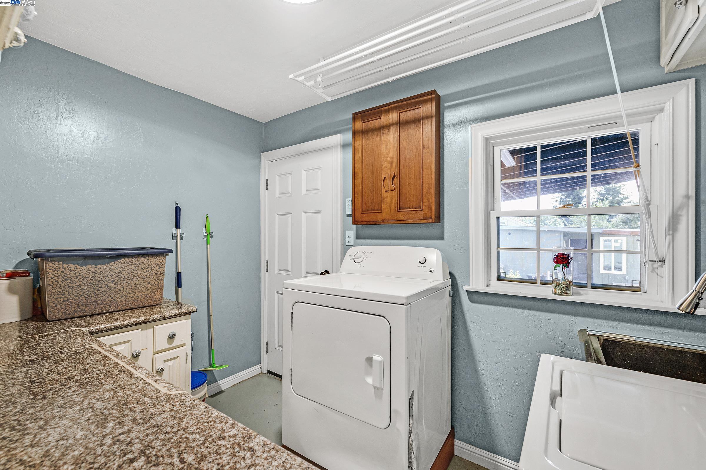 Oakland, California, 94605, United States, 4 Bedrooms Bedrooms, ,1 BathroomBathrooms,Residential,For Sale,1941828