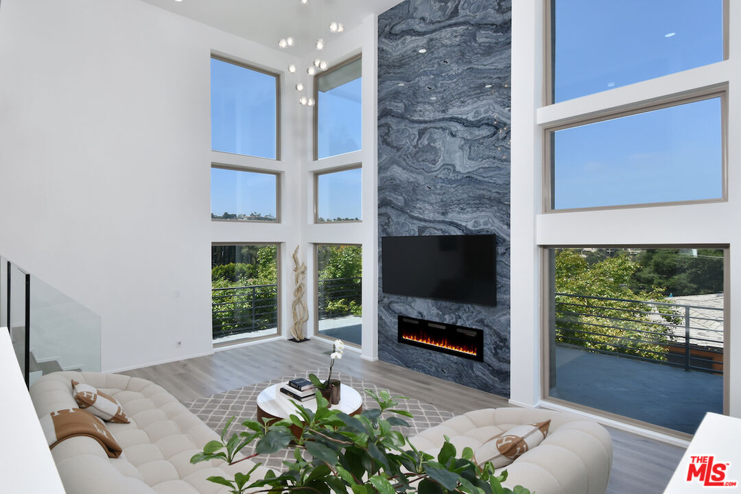 Sherman Oaks, California, 91403, United States, 4 Bedrooms Bedrooms, ,4 BathroomsBathrooms,Residential,For Sale,1794454