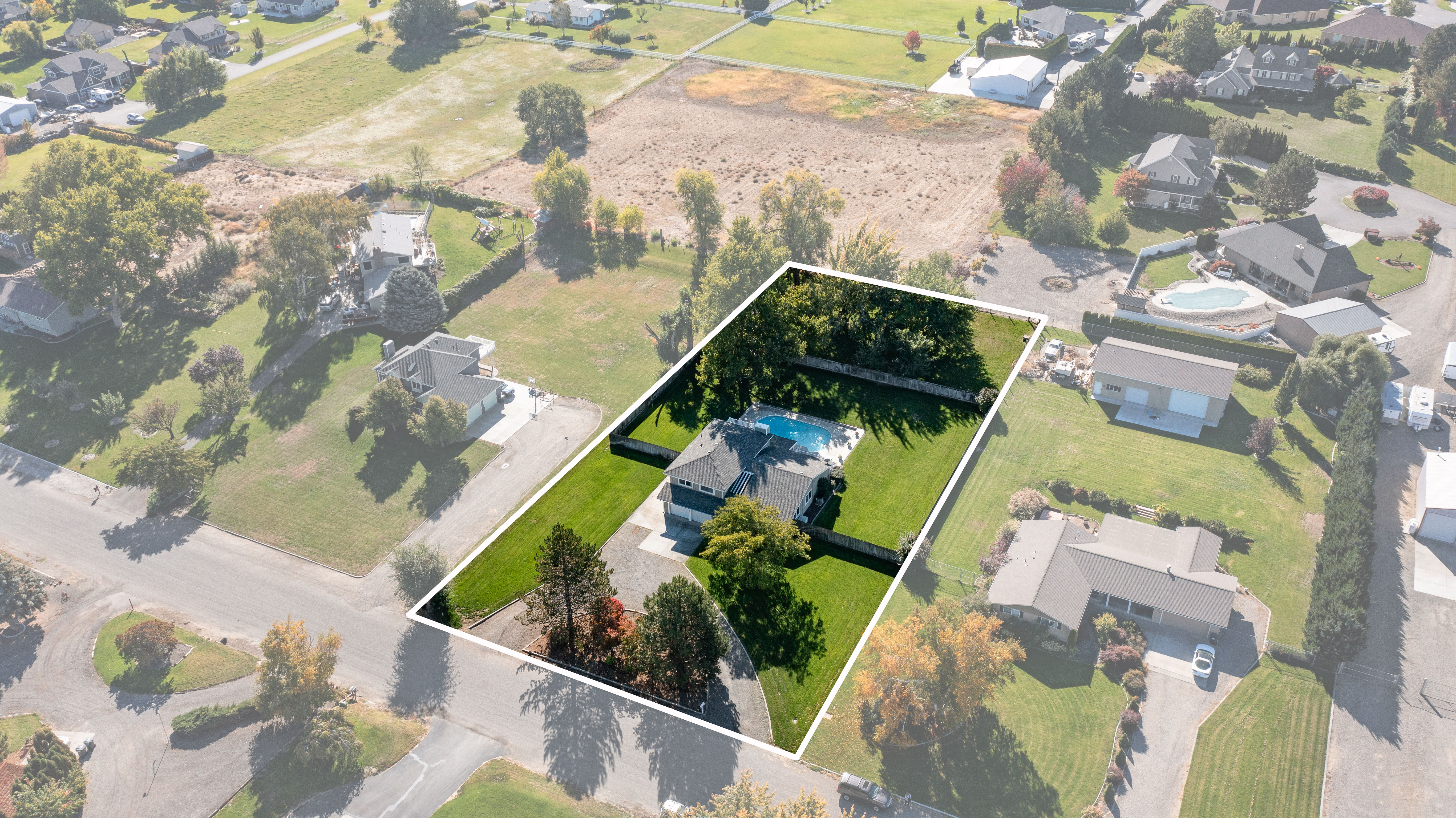  Property with a POOL and room for a shop - 物件實景