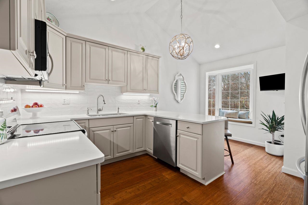 Bedford, New Hampshire, 03110, United States, 3 Bedrooms Bedrooms, ,3 BathroomsBathrooms,Residential,For Sale,1989387