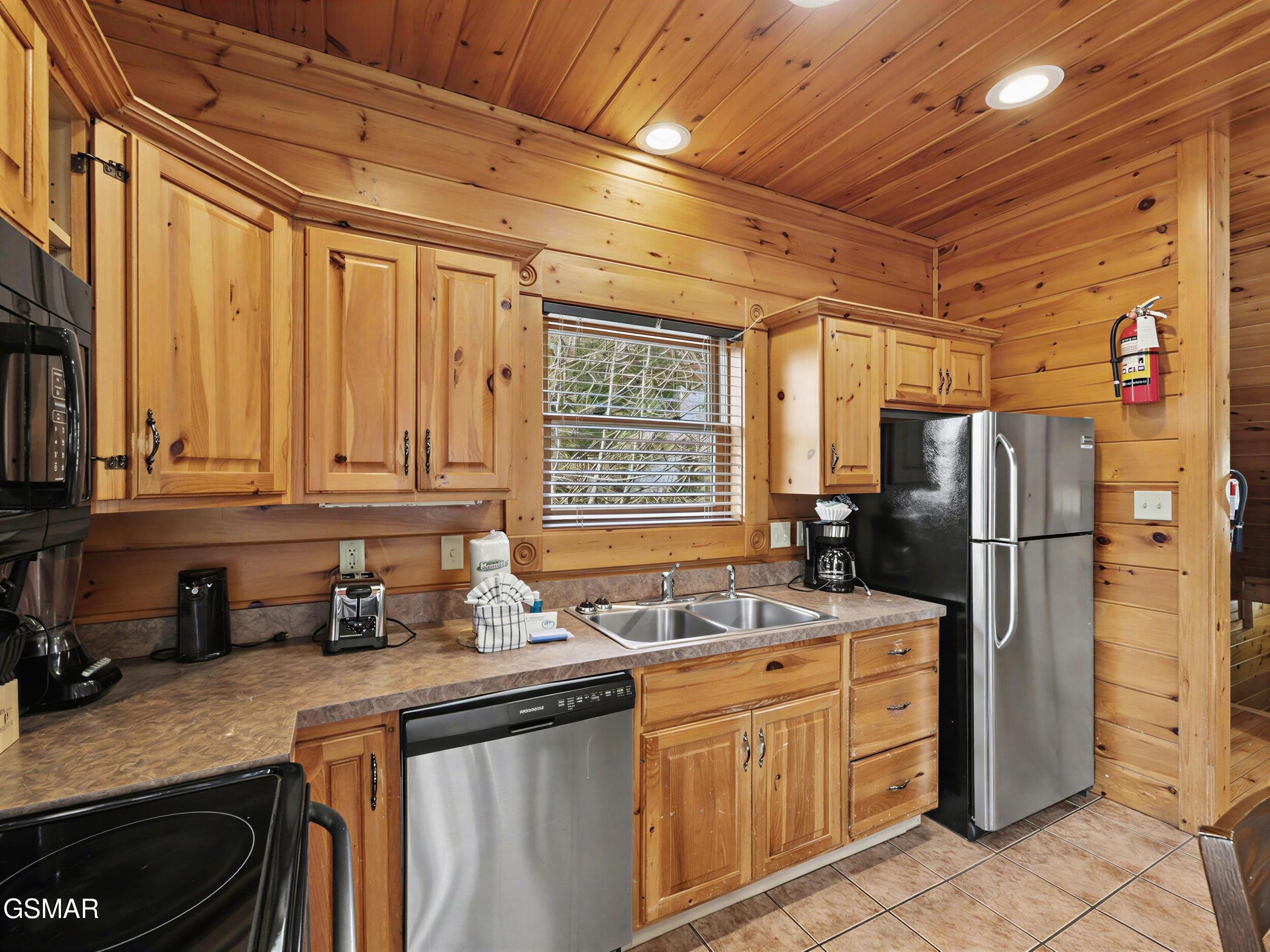 Gatlinburg, Tennessee, 37738, United States, 2 Bedrooms Bedrooms, ,3 BathroomsBathrooms,Residential,For Sale,2024380