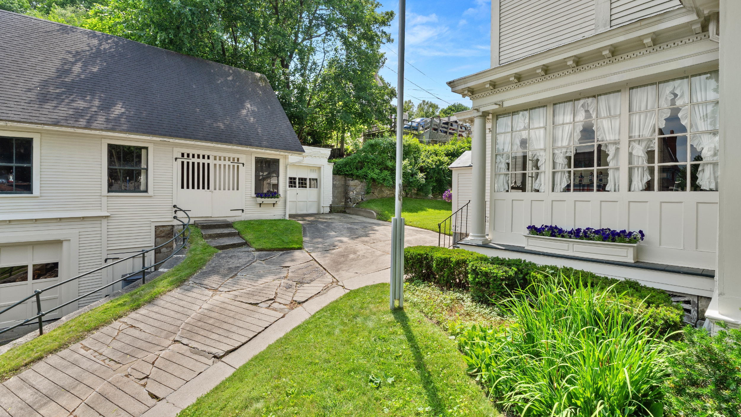  Charming In-Town Victorian with Large Carriage House - 物件實景