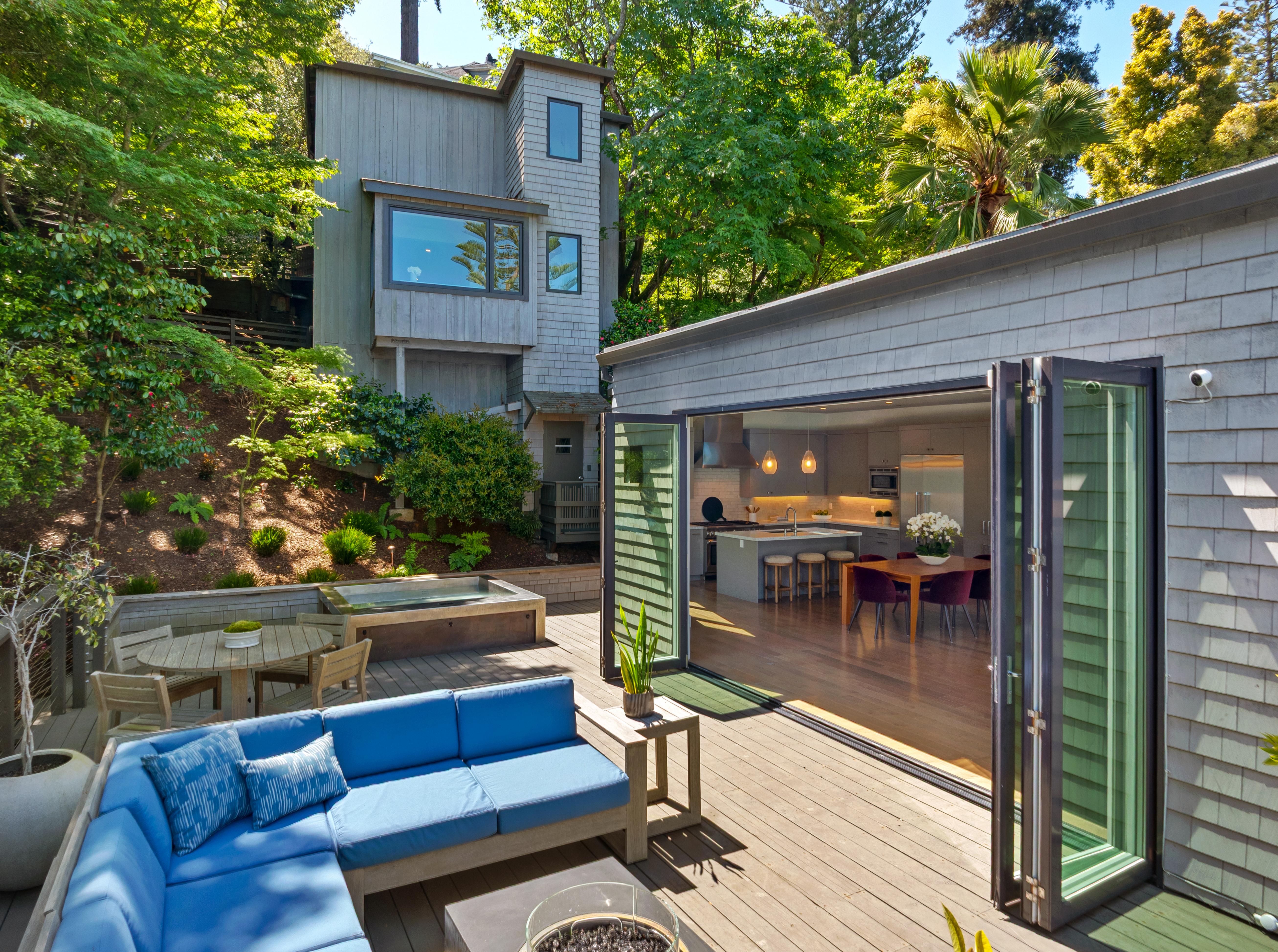  Coastal Living on Coveted Beach Road - 物件實景