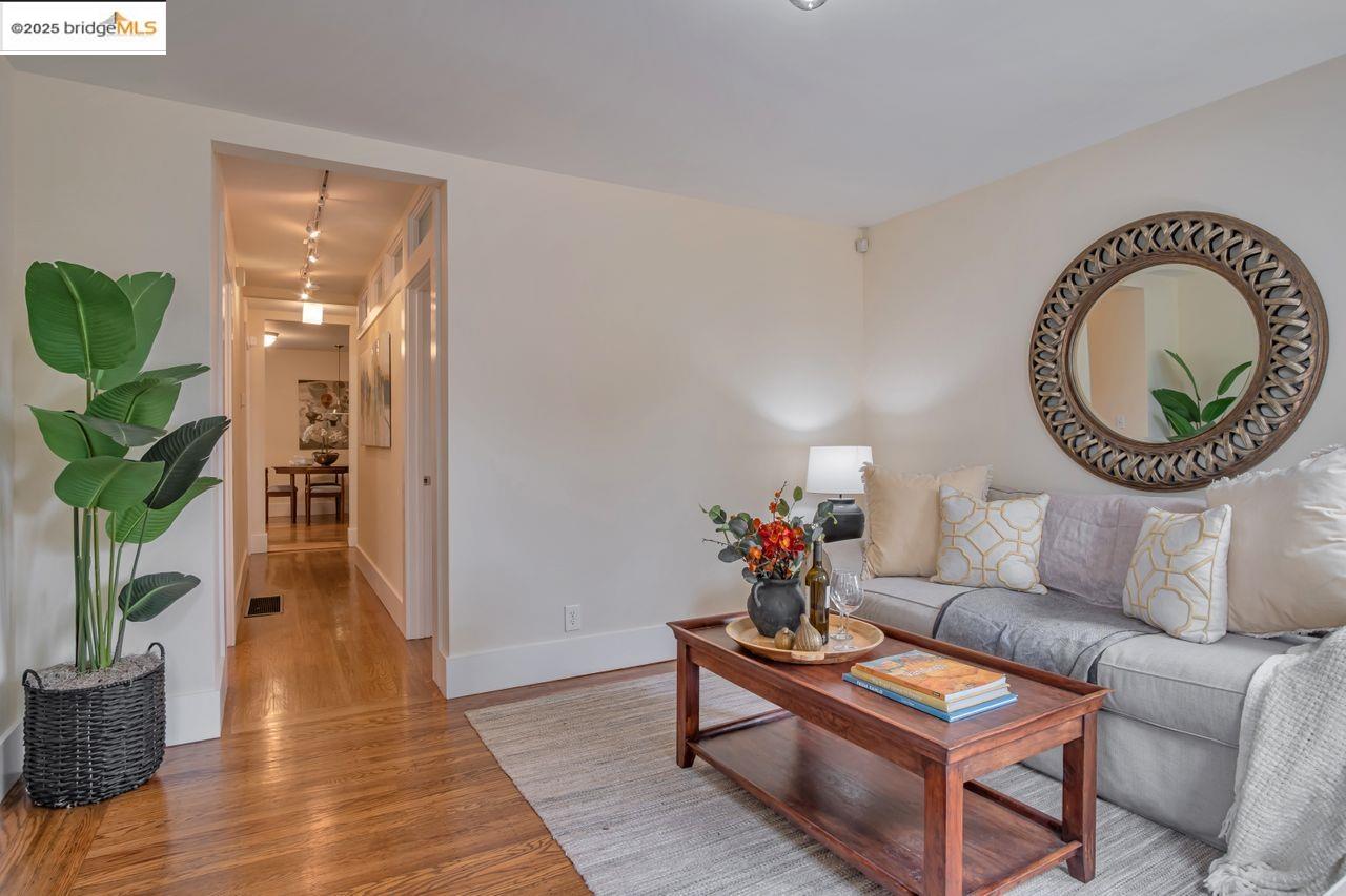 Oakland, California, 94609, United States, 2 Bedrooms Bedrooms, ,1 BathroomBathrooms,Residential,For Sale,1934711