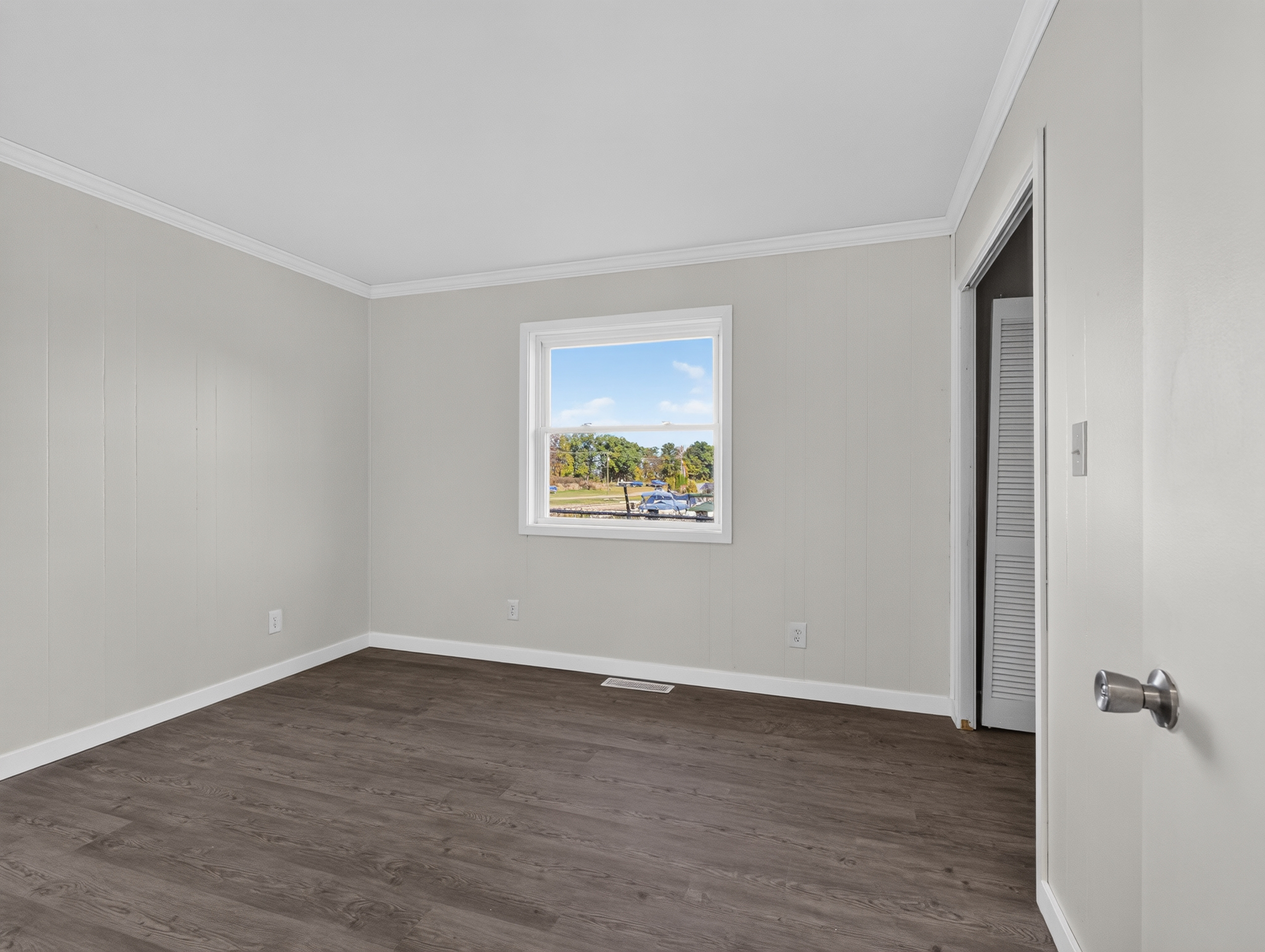  Beautifully Remodeled 4 Bedroom Home Featuring Lakefront Living - 物件實景