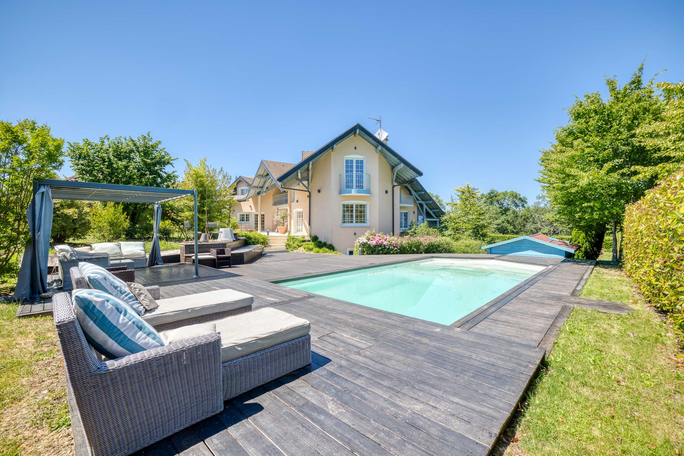  Nestled between lake and mountains, an outstanding family estate with swimming … - 物件實景