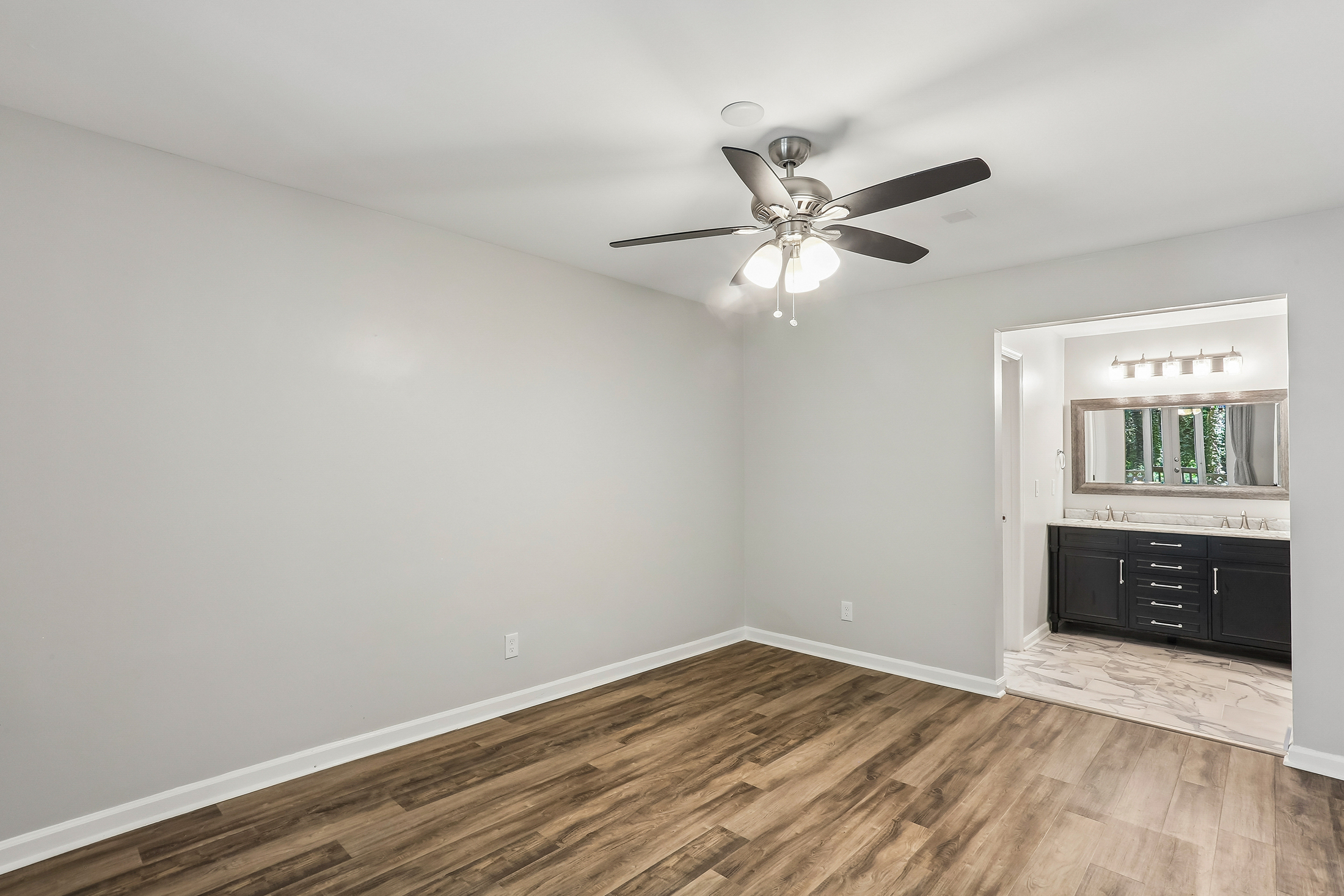  Completely Renovated Move-In Ready End Unit - 物件實景