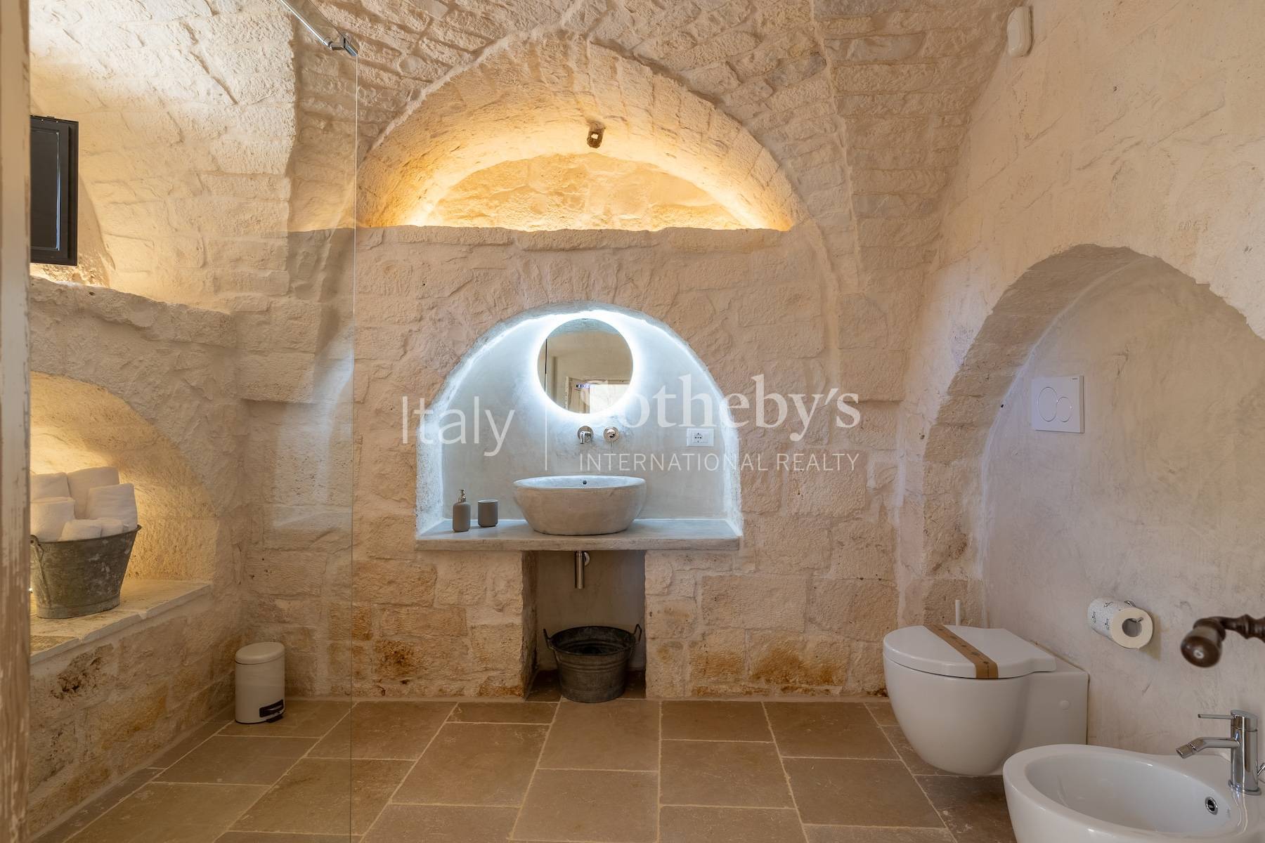  Exclusive estate among the olive trees in the Valle d