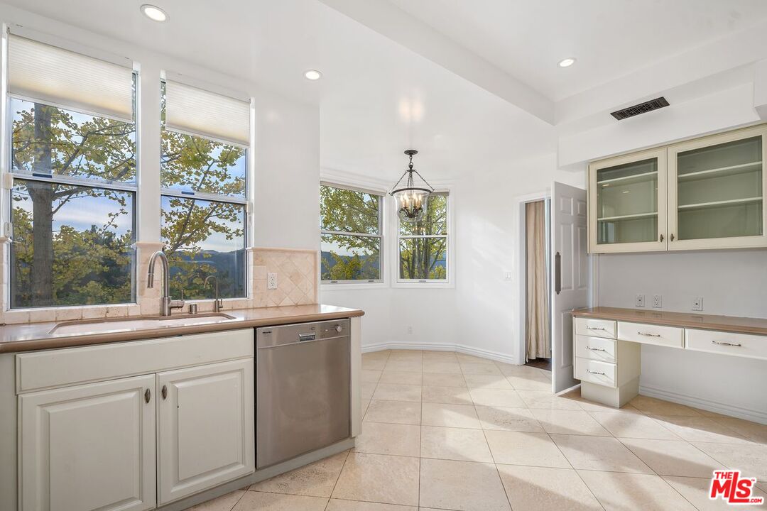 Pacific Palisades, California, 90272, United States, 2 Bedrooms Bedrooms, ,2 BathroomsBathrooms,Residential,For Sale,1991274