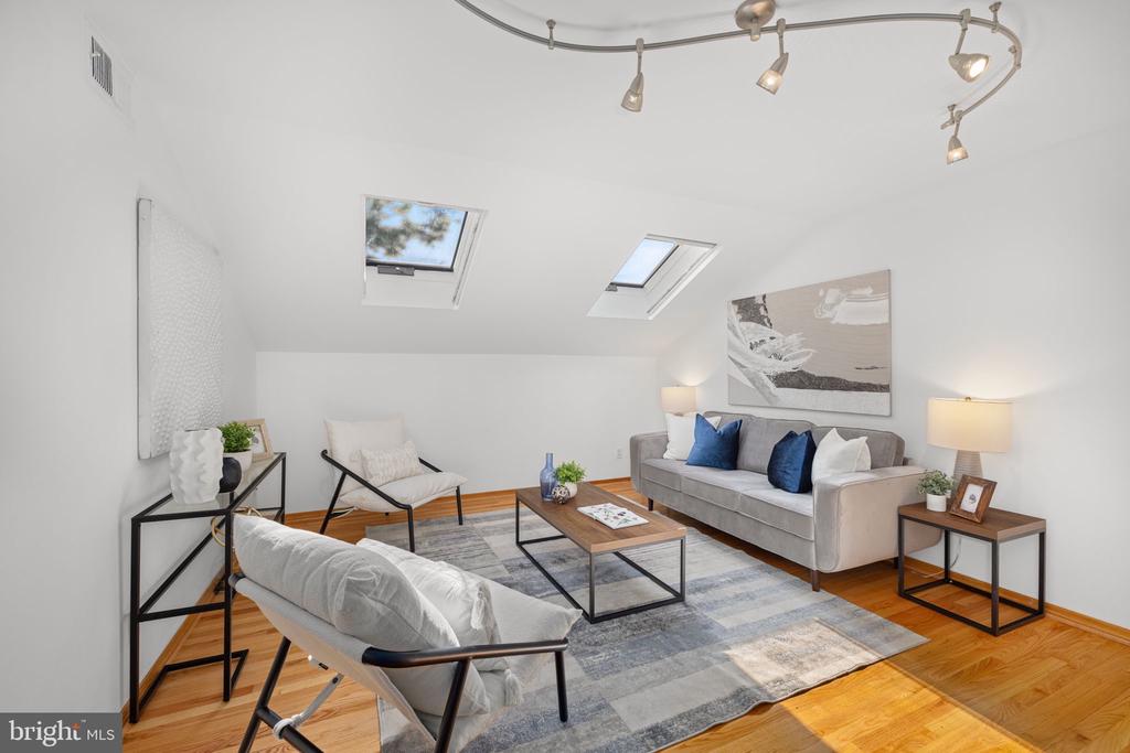 Washington, District of Columbia, 20009, United States, 2 Bedrooms Bedrooms, ,2 BathroomsBathrooms,Residential,For Sale,1981546