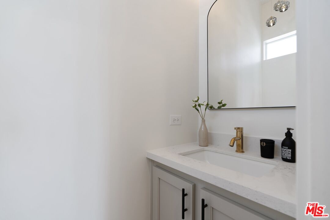 Malibu, California, 90265, United States, 4 Bedrooms Bedrooms, ,3 BathroomsBathrooms,Residential,For Sale,1907056