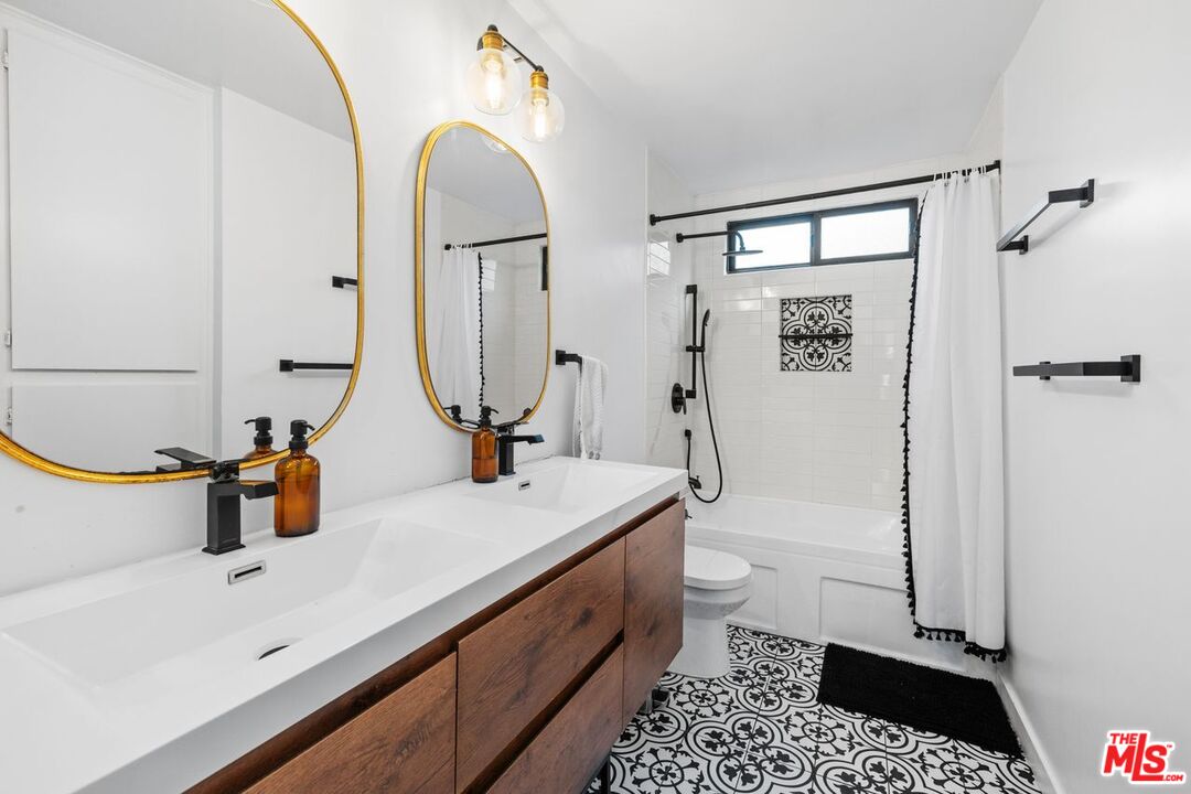 Los Angeles, California, 90077, United States, 5 Bedrooms Bedrooms, ,1 BathroomBathrooms,Residential,For Sale,1987970