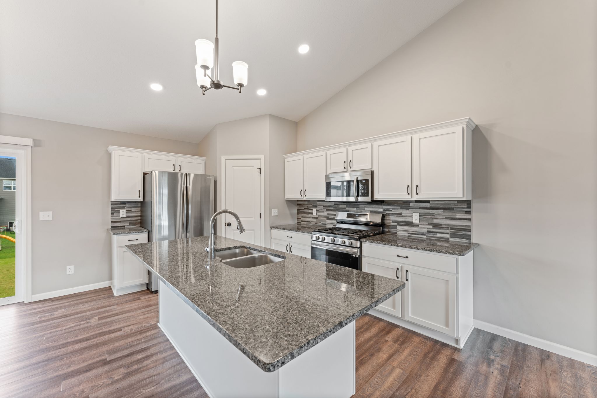  Spacious Walkout Living on a Prime Corner Lot - 物件實景