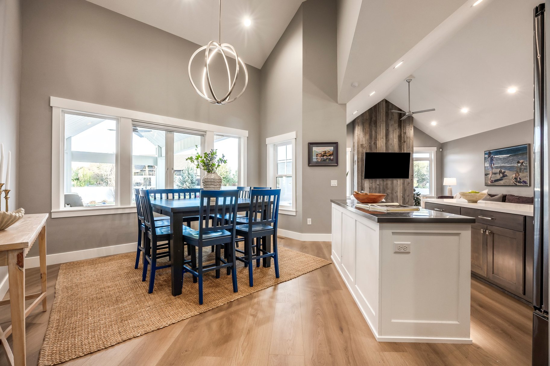  Beautiful Craftsman Rambler With Basement Apartment, Sports Pool and Pool House - 物件實景