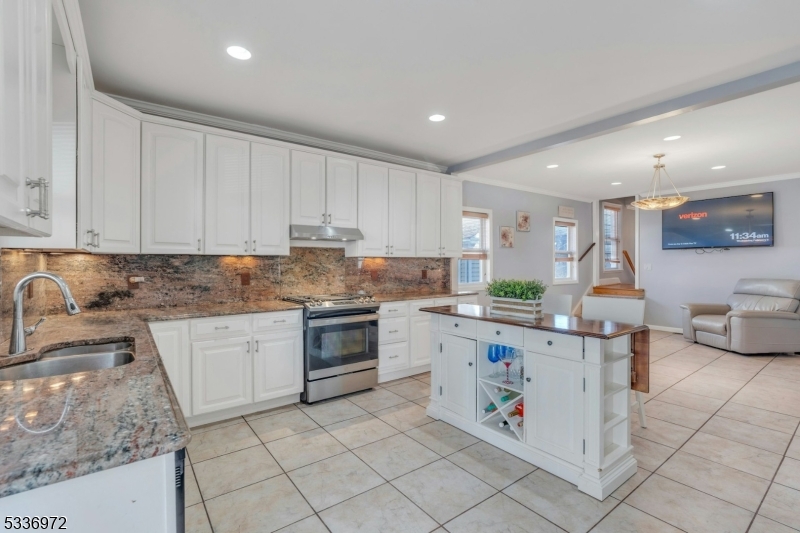 West Orange Twp., New Jersey, 07052, United States, 6 Bedrooms Bedrooms, ,4 BathroomsBathrooms,Residential,For Sale,1934575
