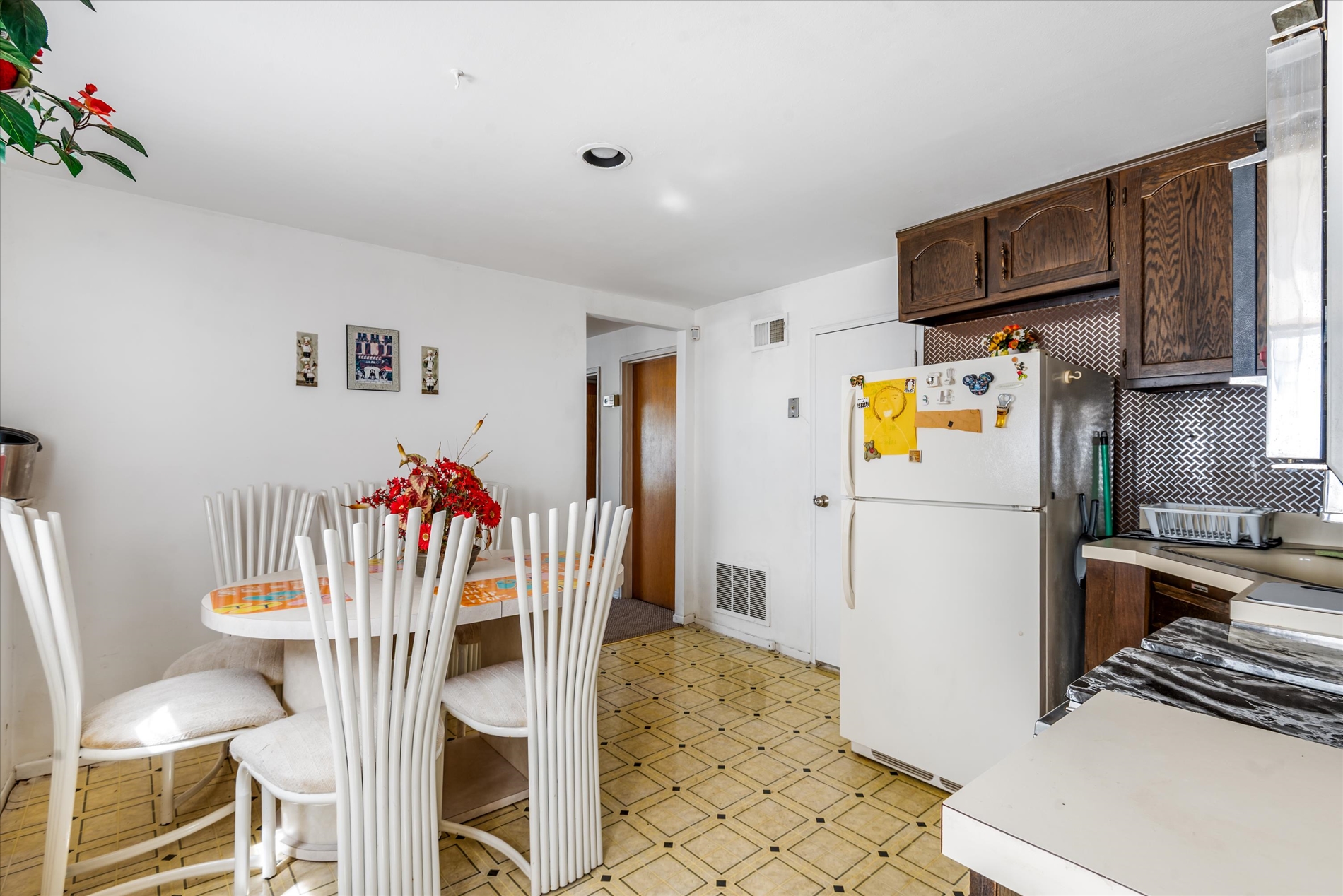 Howard Beach, New York, 11414, United States, 4 Bedrooms Bedrooms, ,2 BathroomsBathrooms,Residential,For Sale,1916184