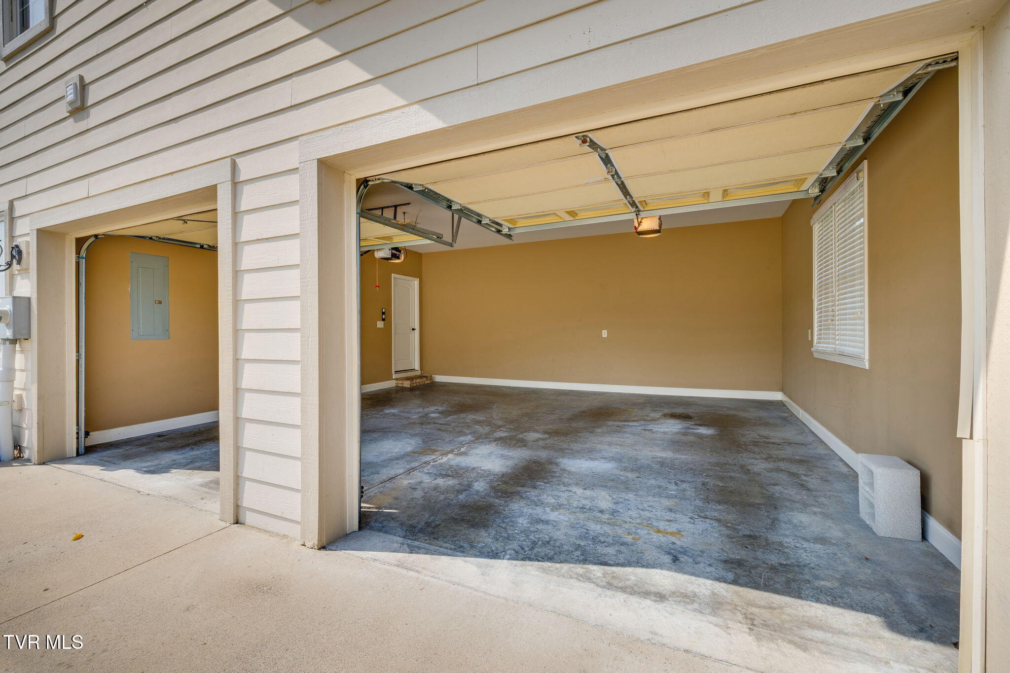 Kingsport, Tennessee, 37660, United States, 3 Bedrooms Bedrooms, ,4 BathroomsBathrooms,Residential,For Sale,1984458