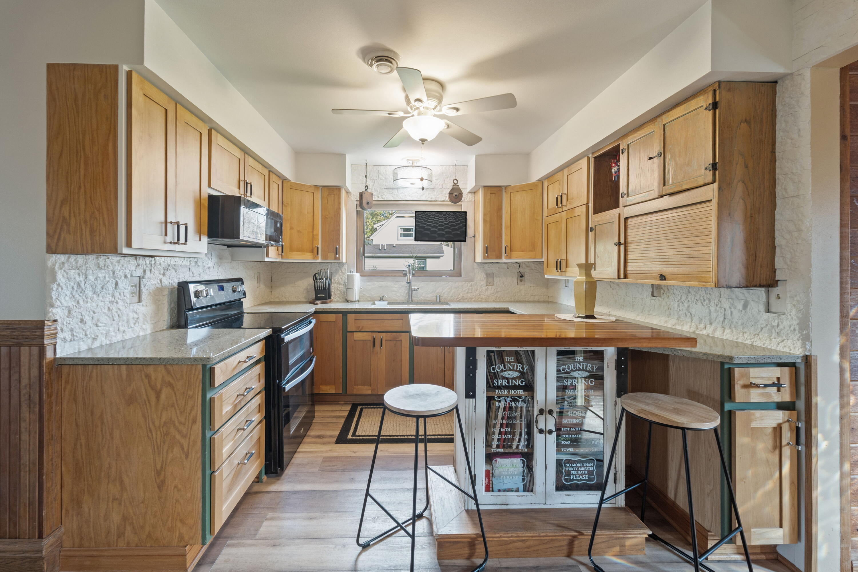 Waterford, Wisconsin, 53185, United States, 2 Bedrooms Bedrooms, ,2 BathroomsBathrooms,Residential,For Sale,1985516