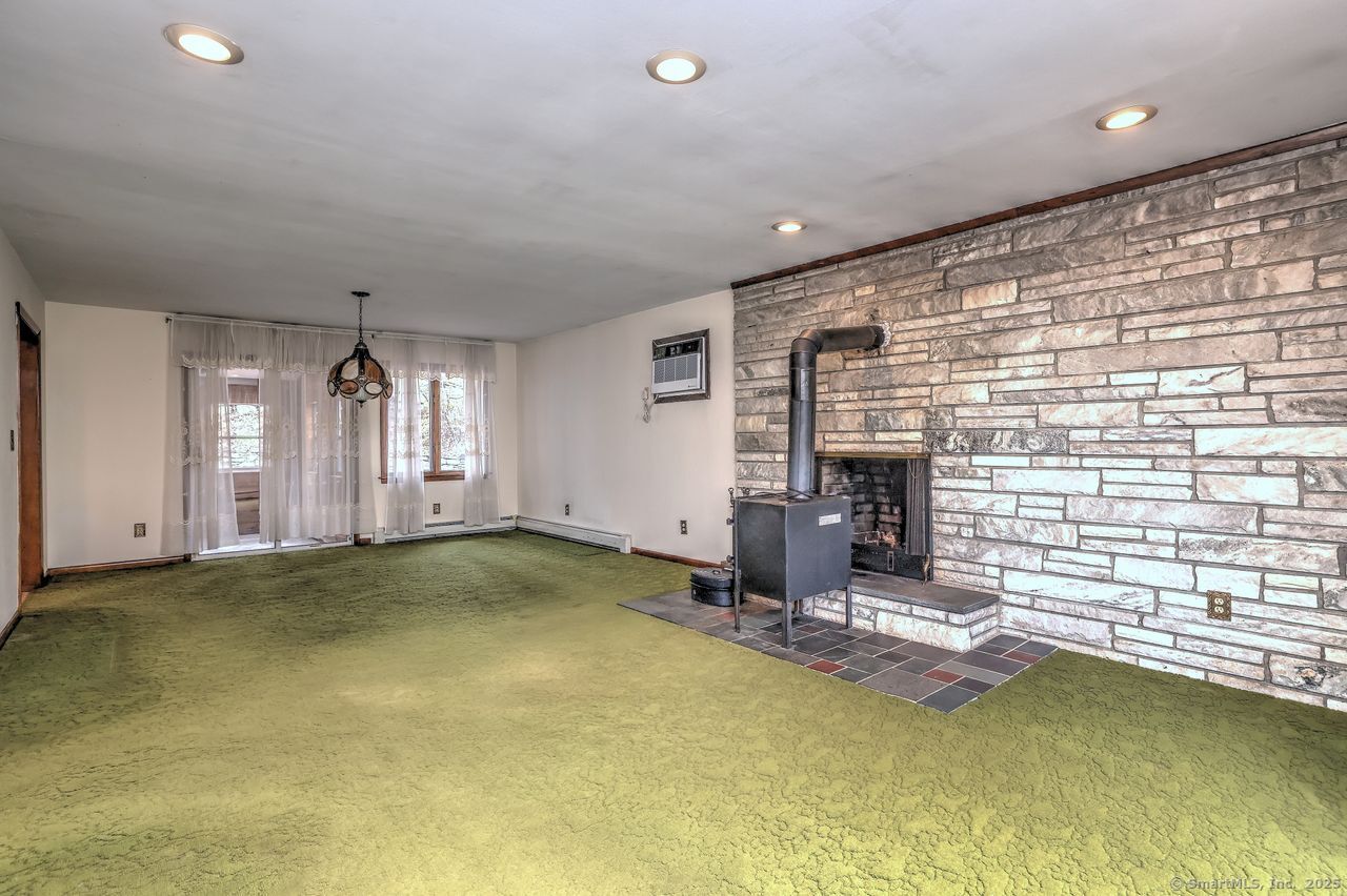 Trumbull, Connecticut, 06611, United States, 3 Bedrooms Bedrooms, ,2 BathroomsBathrooms,Residential,For Sale,1988138