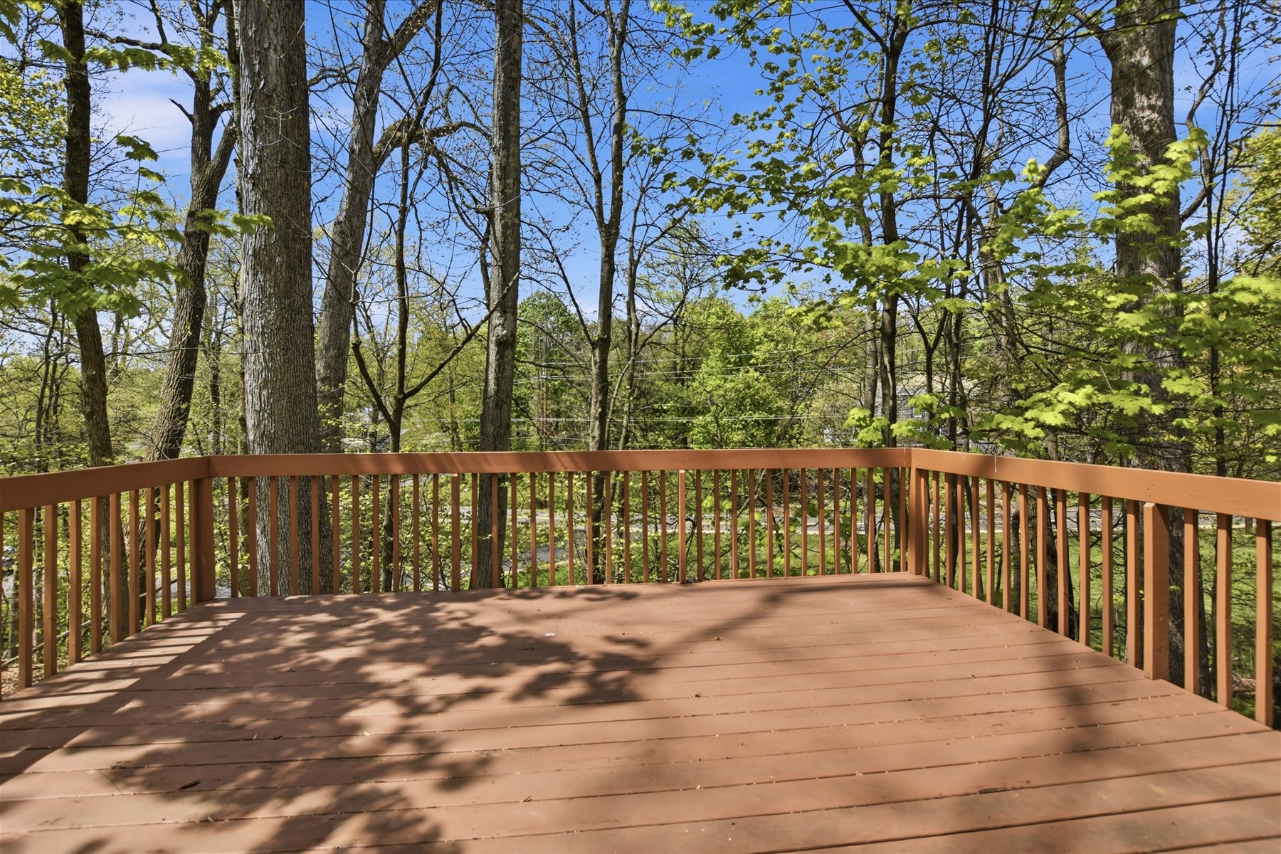  Lovely Neighborhood Split Level Home Set on Over an Acre Property - 物件實景