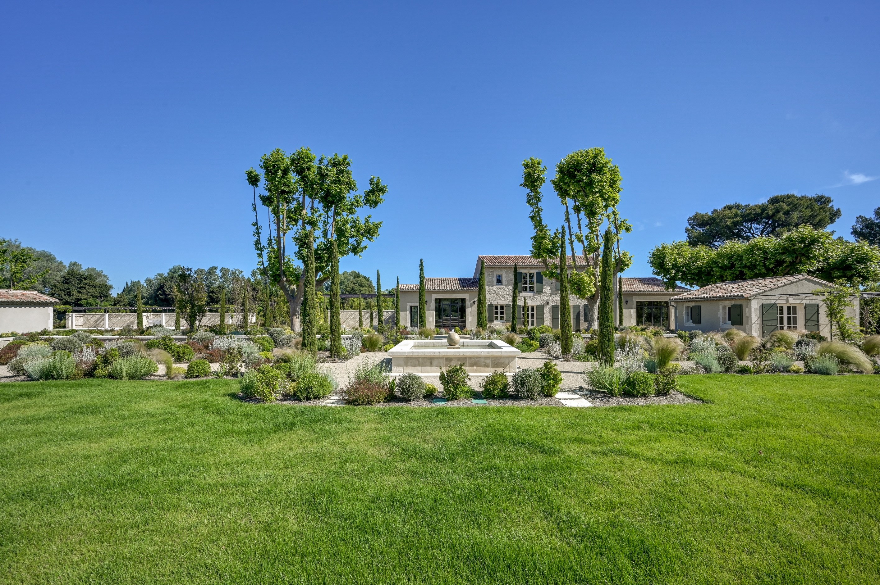  Renovated stone farmhouse with stunning views of the Alpilles, tennis court and… - 物件實景