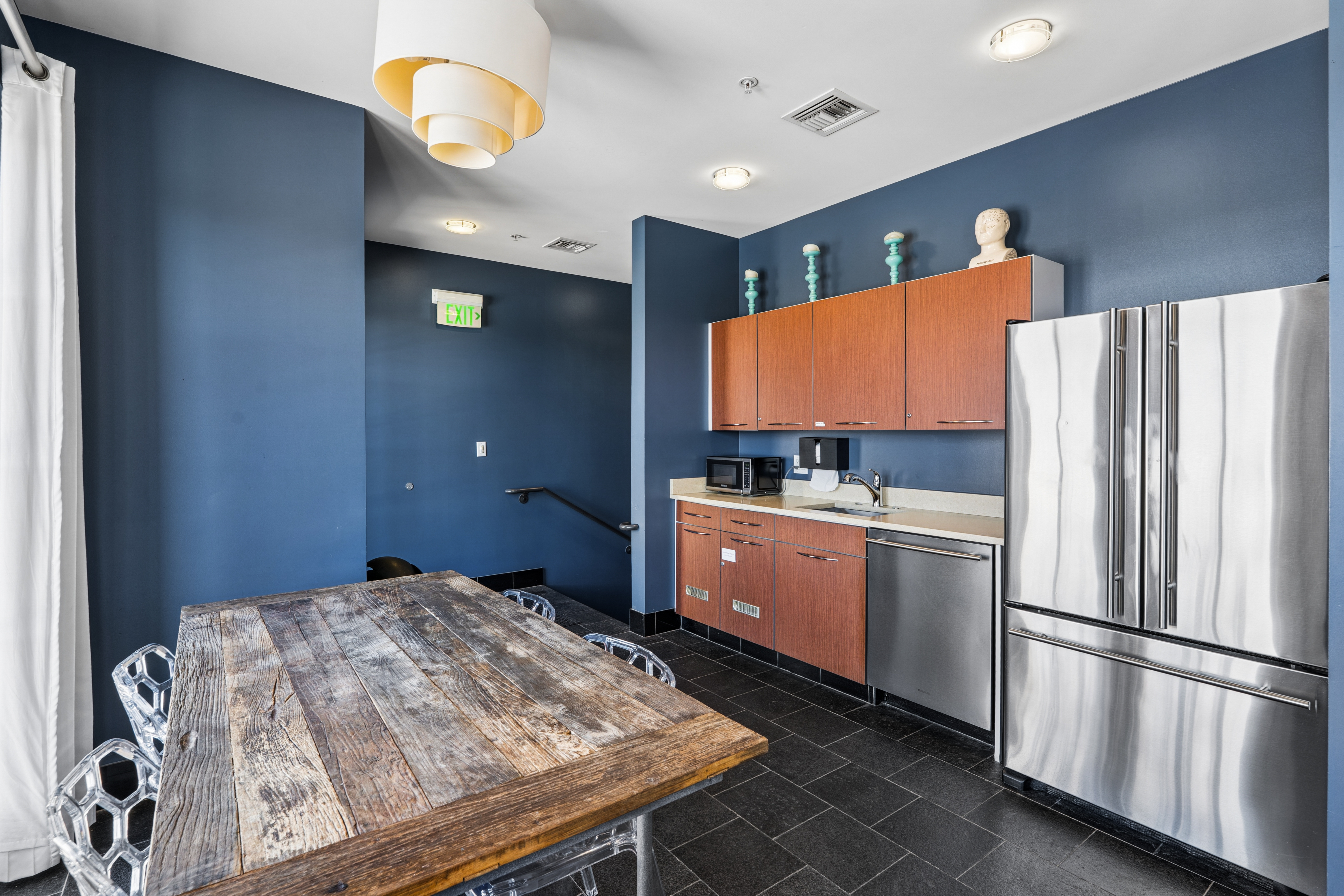  Beautifully Updated 2-Bedrooom Condo - 物件實景