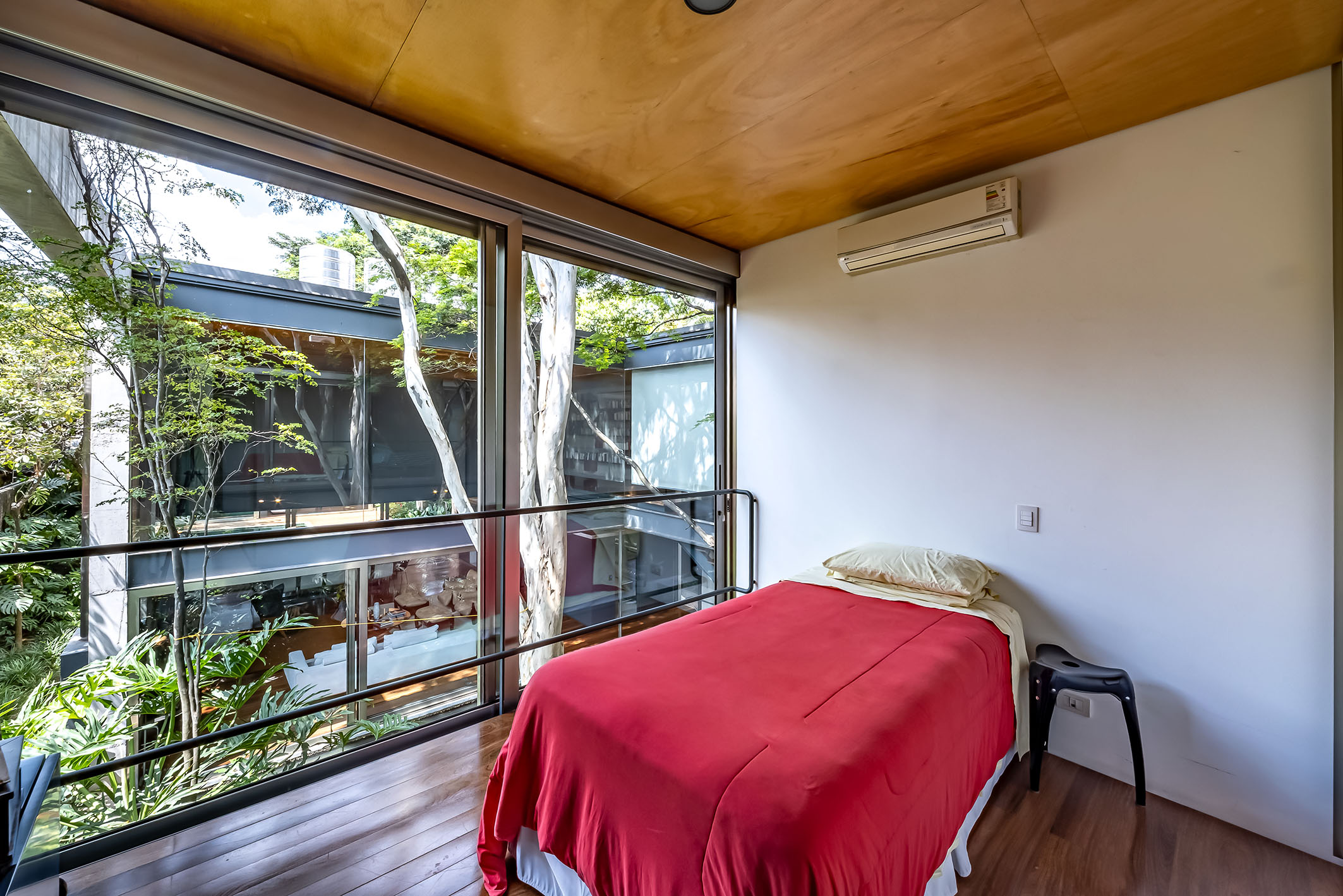  Contemporary home with open layout and outdoor living surrounded by greenery - 物件實景