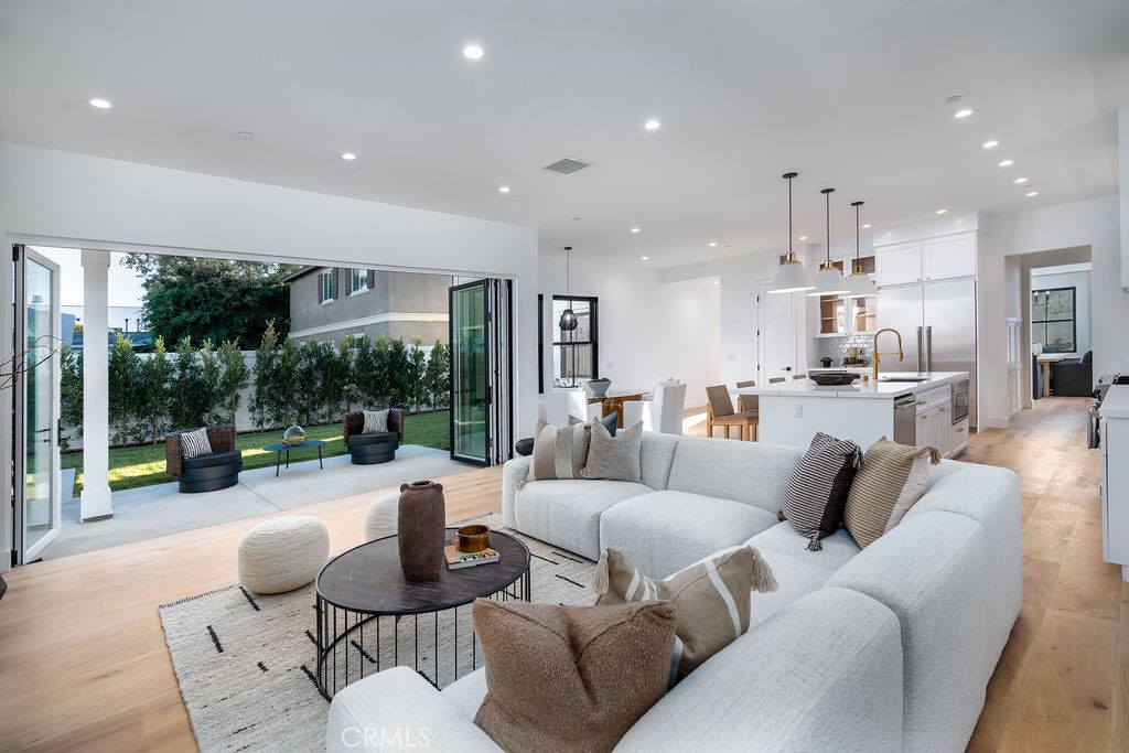 Newport Beach, California, 92663, United States, 4 Bedrooms Bedrooms, ,5 BathroomsBathrooms,Residential,For Sale,1708501