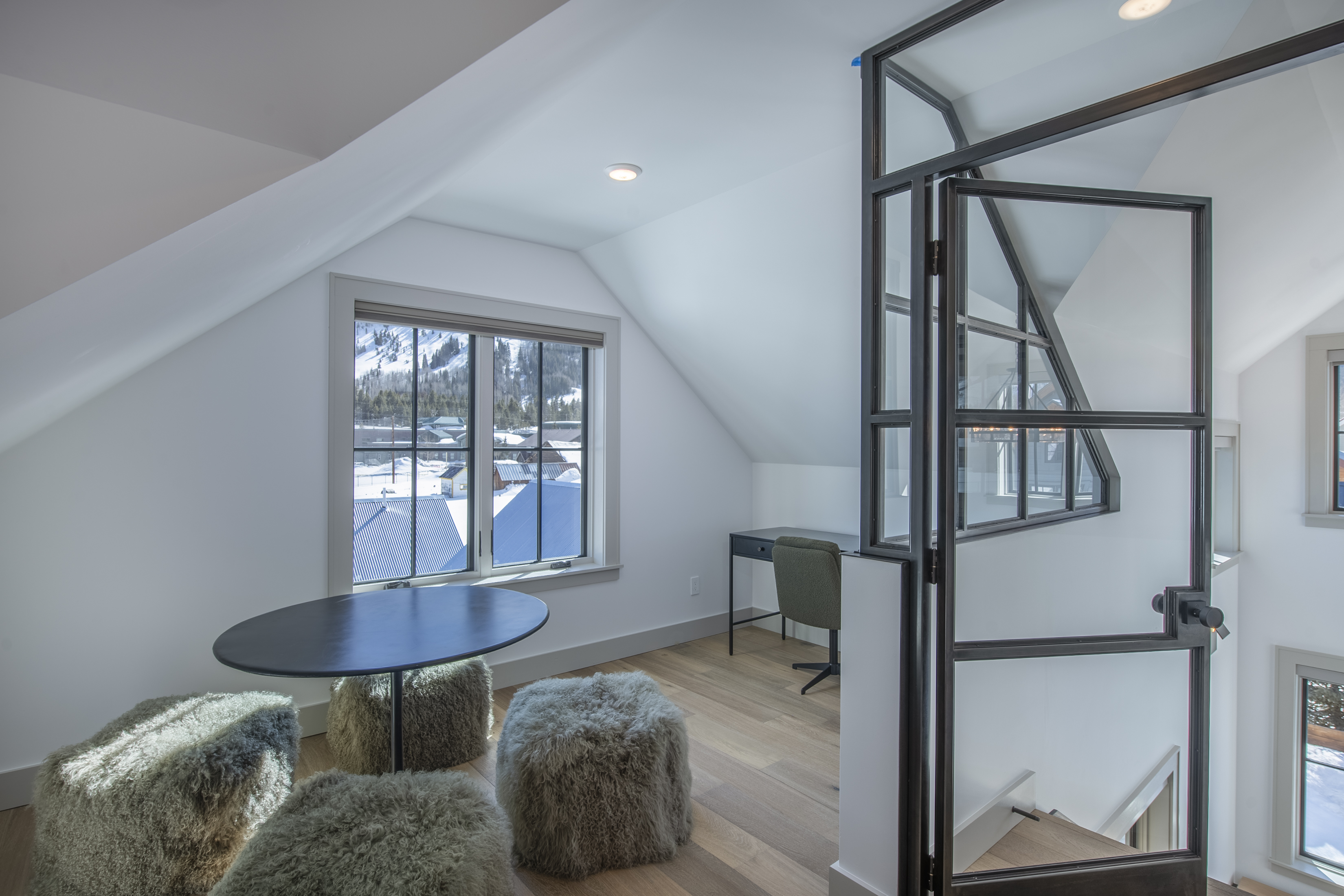  Big And Beautiful In The Desirable And Peaceful East End Of Town - 物件實景