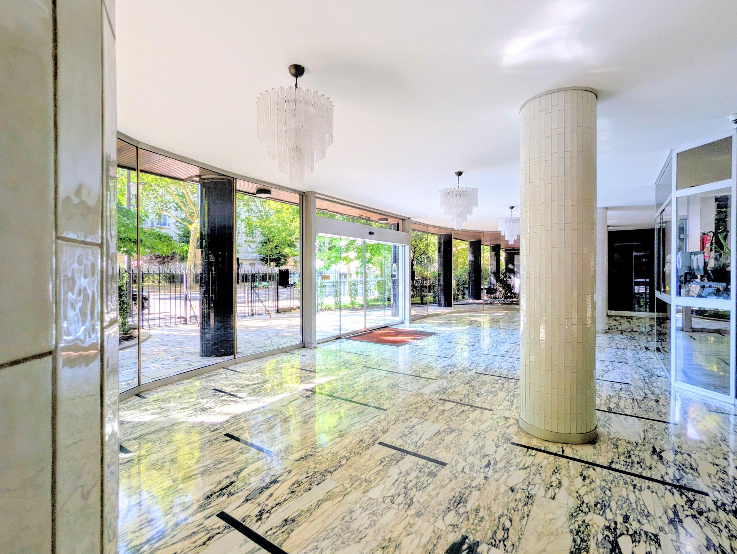  An elegant family residence with balcony, filled with natural light - 物件實景