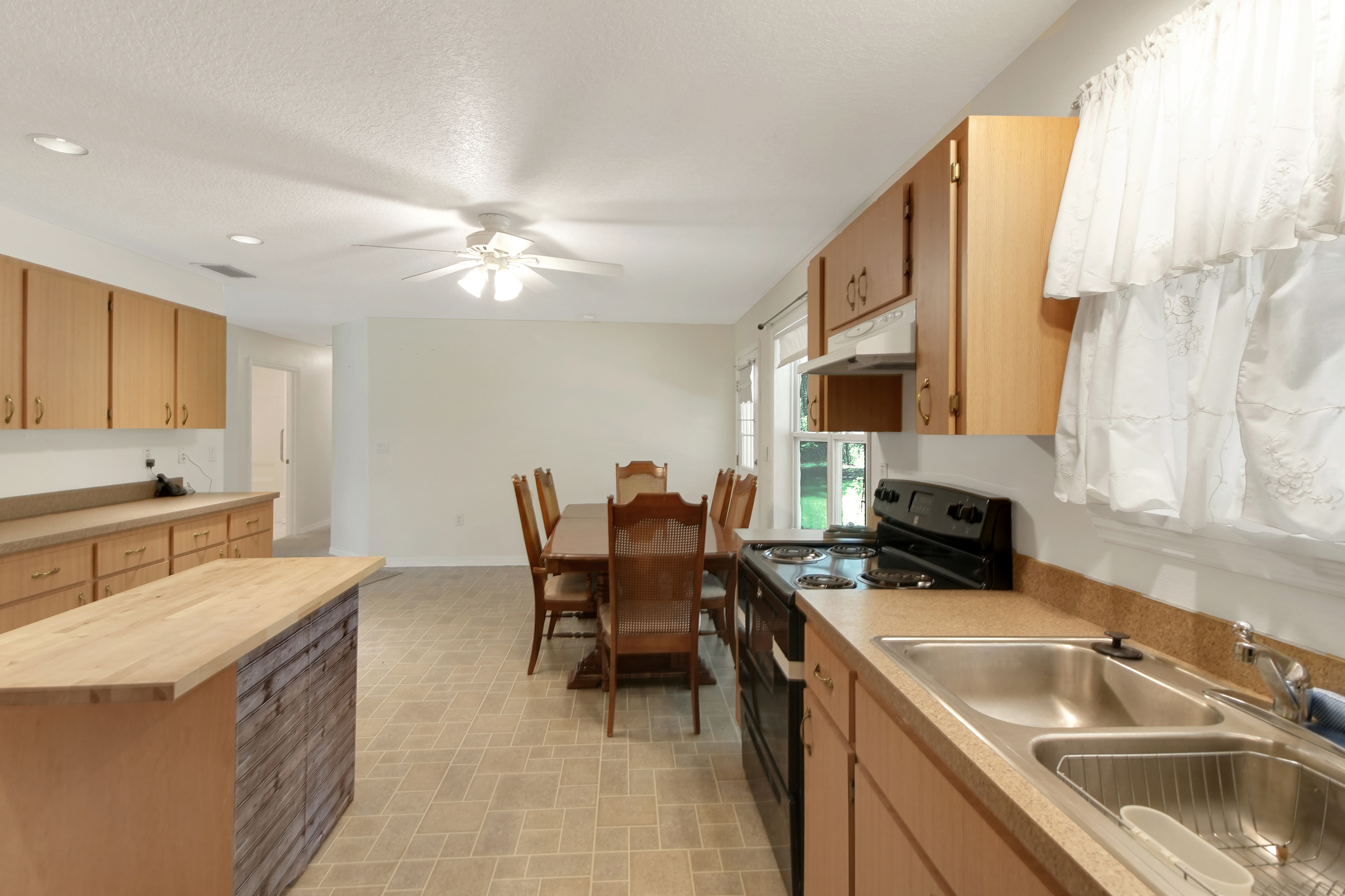 Lady Lake, Florida, 32159, United States, 6 Bedrooms Bedrooms, ,5 BathroomsBathrooms,Residential,For Sale,1921819