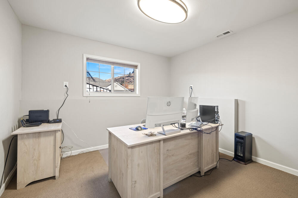 Klamath Falls, Oregon, 97601, United States, 3 Bedrooms Bedrooms, ,3 BathroomsBathrooms,Residential,For Sale,1848515