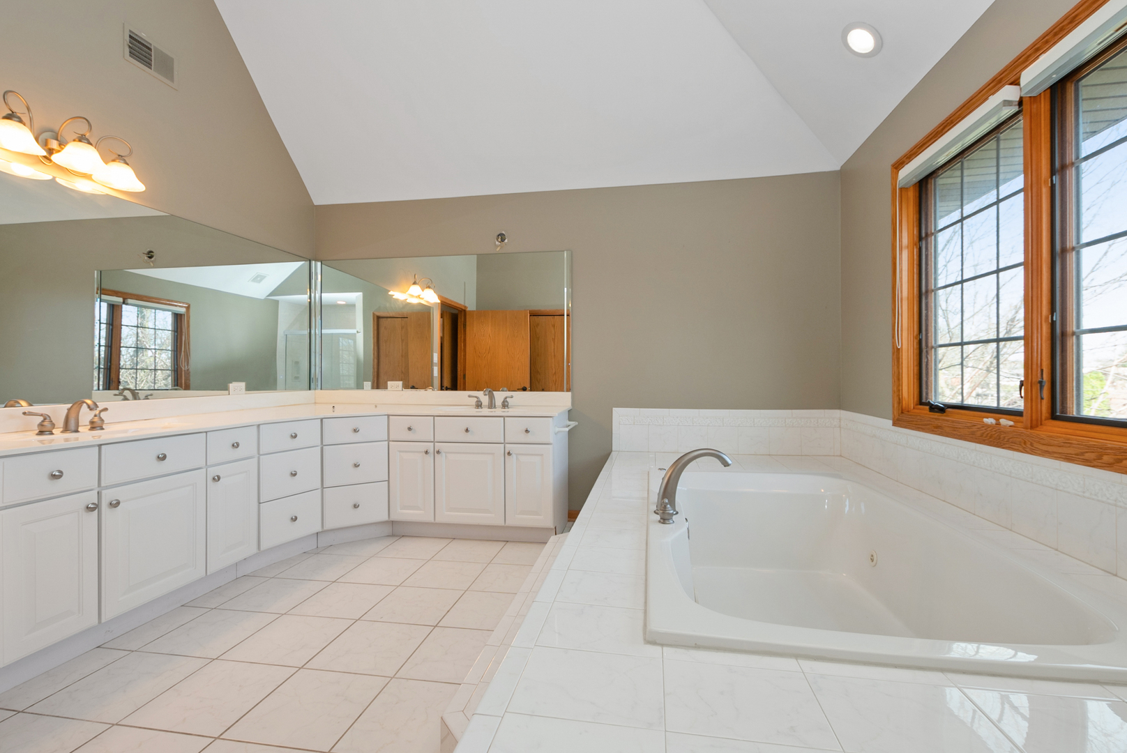 Palos Hills, Illinois, 60465, United States, 5 Bedrooms Bedrooms, ,5 BathroomsBathrooms,Residential,For Sale,1943646