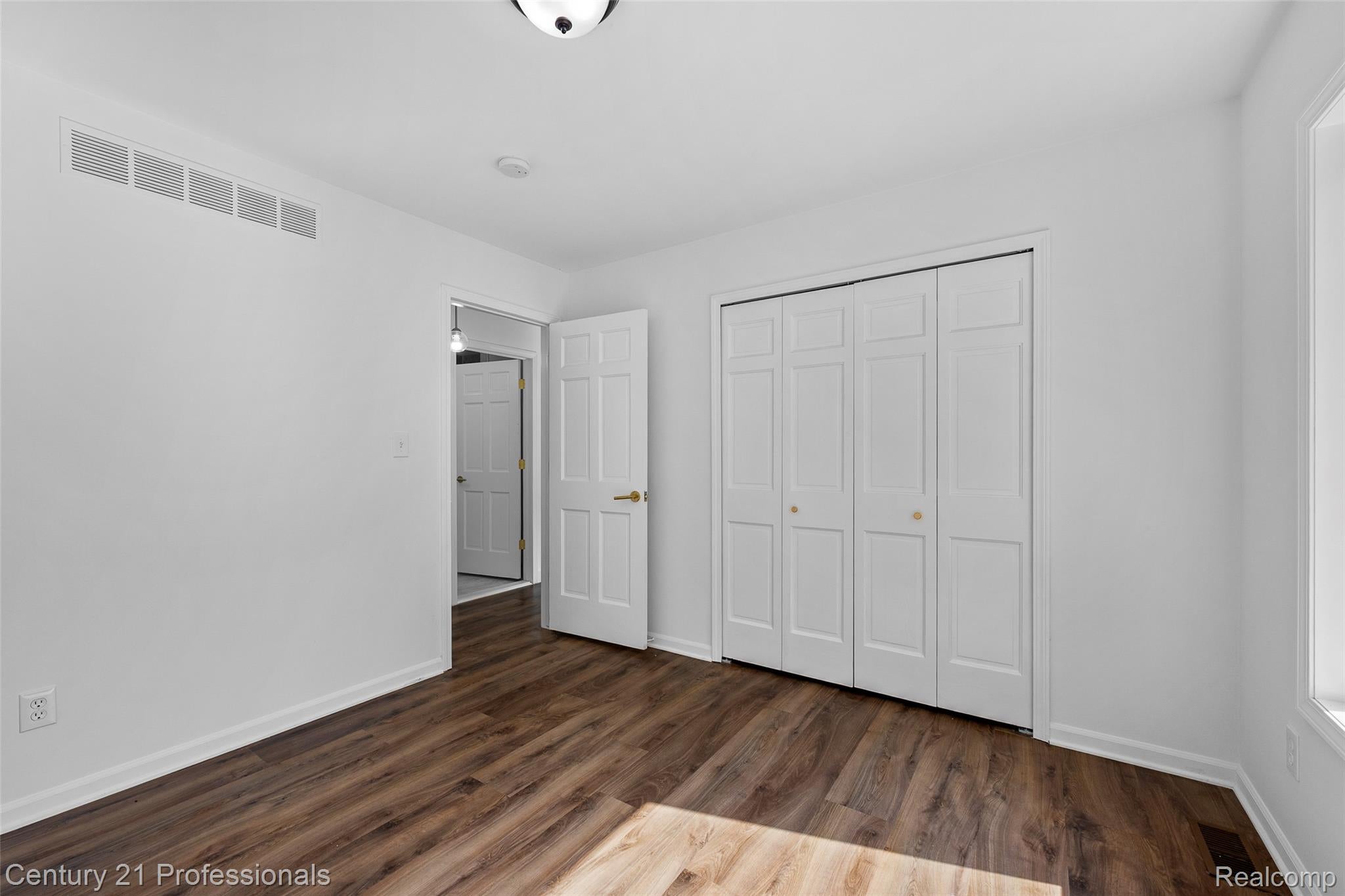 Davisburg, Michigan, 48350, United States, 5 Bedrooms Bedrooms, ,4 BathroomsBathrooms,Residential,For Sale,1982233