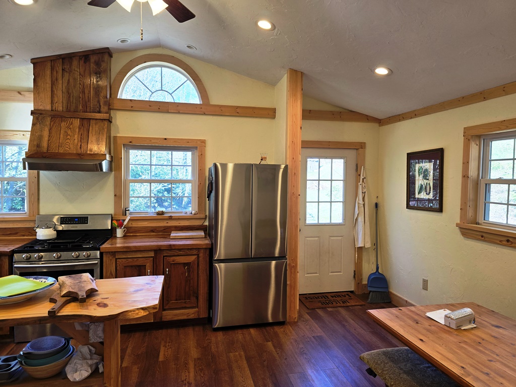 Lansing, North Carolina, 28643, United States, 1 Bedroom Bedrooms, ,1 BathroomBathrooms,Residential,For Sale,1974304