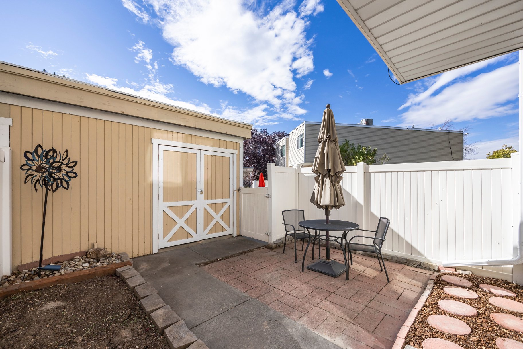  End-Unit Townhome with Updates Throughout - 物件實景