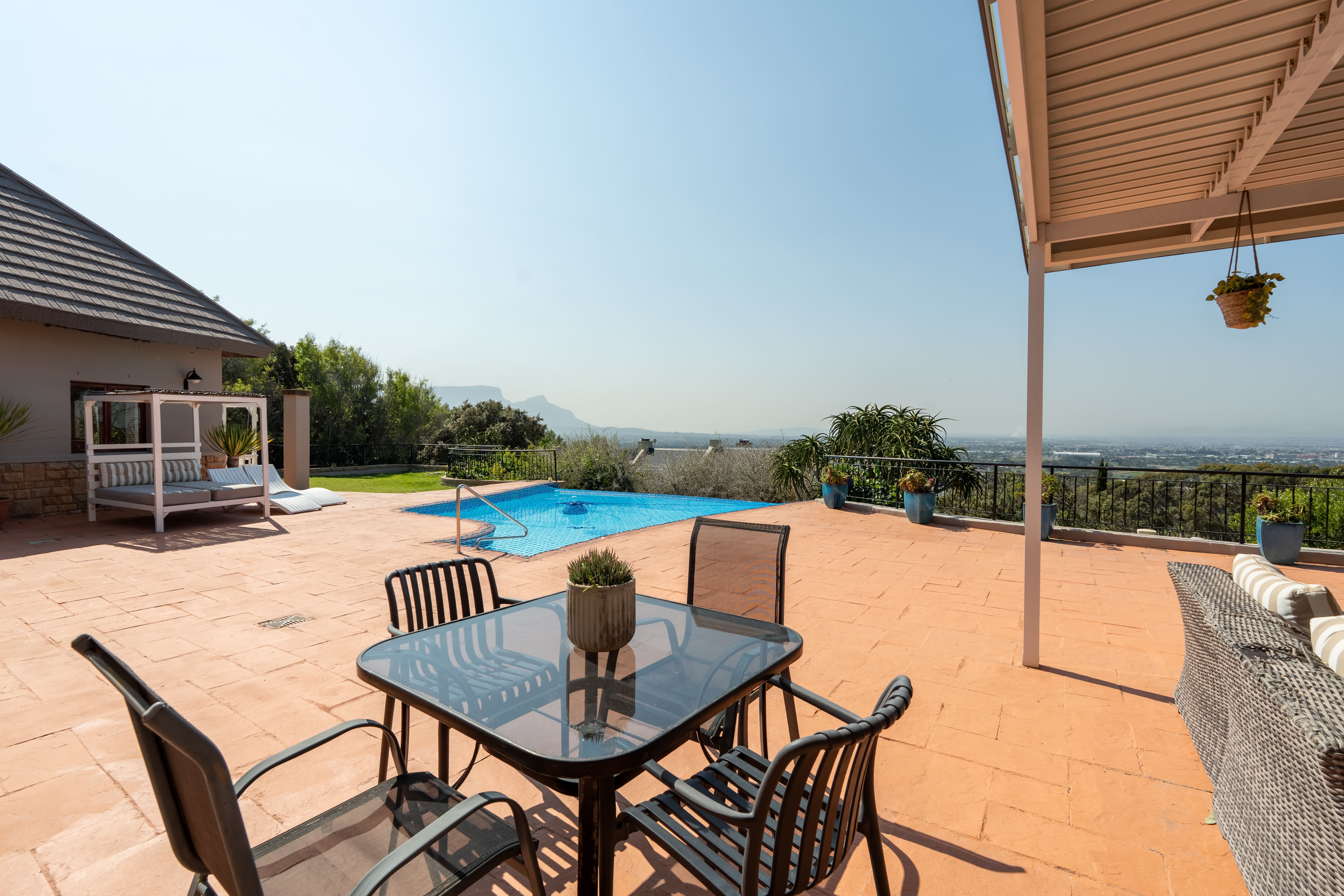  Elevated Family Living with Exceptional Mountain and Valley Views - 物件實景