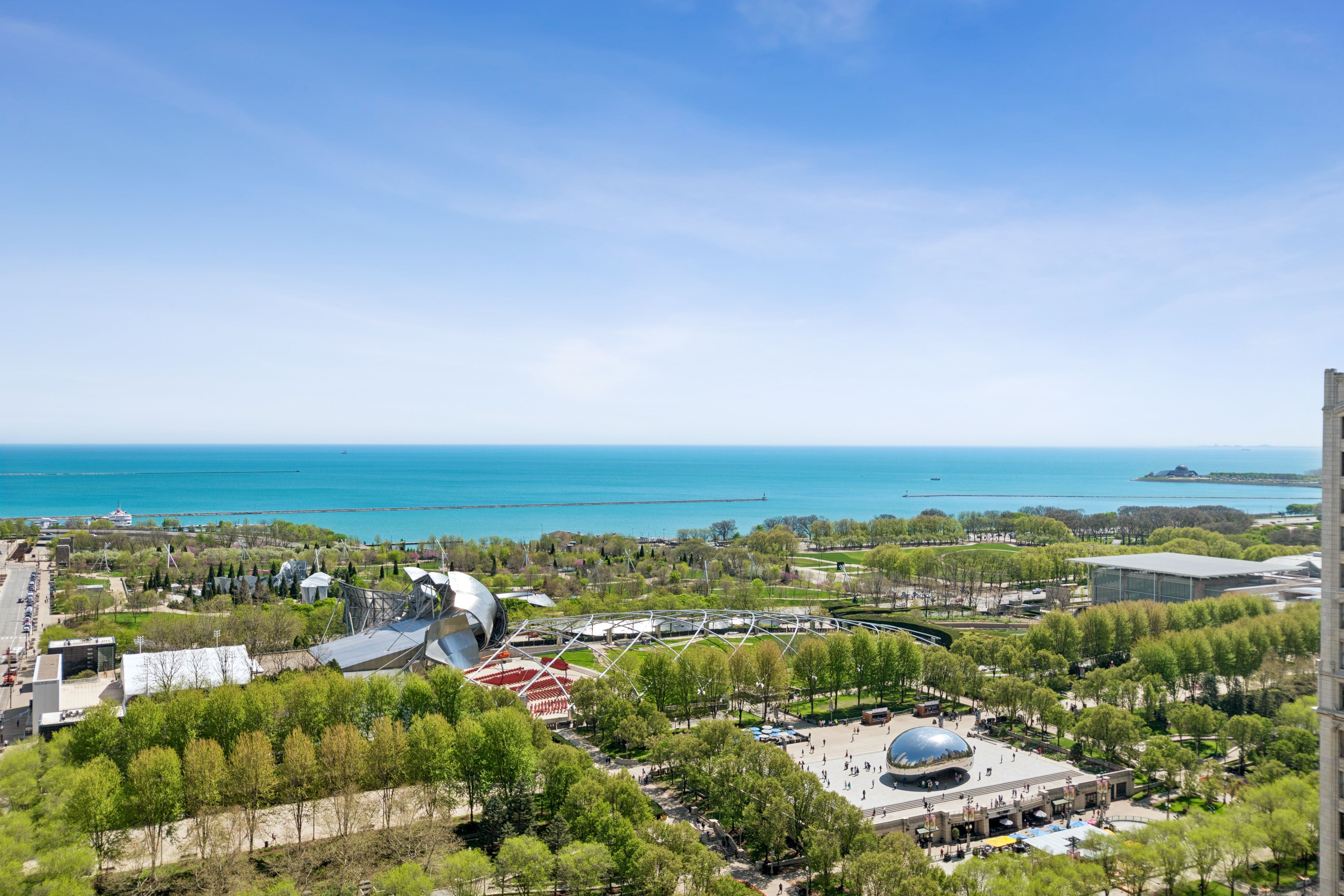  Spacious Living Room and Dining Area Overlook the Park, Lakefront and The Bean - 物件實景