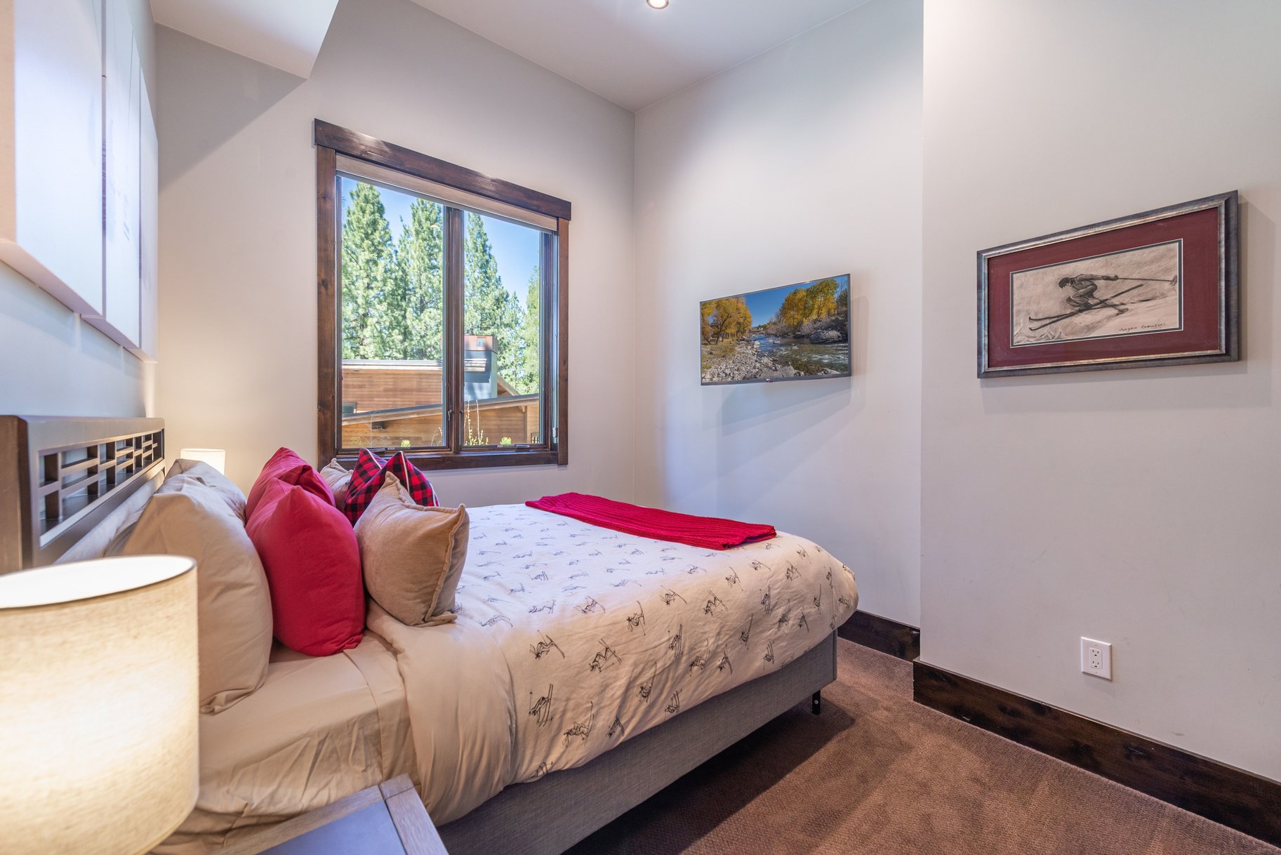  The Quiet Standout on Henness with Amazing Corner Lot + Outdoor Living - 物件實景